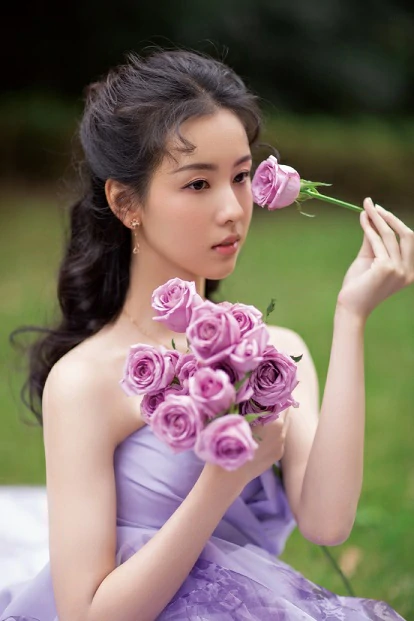 陈都灵穿紫色抹胸裙化身“凡尔赛公主” 回眸灵动又优雅