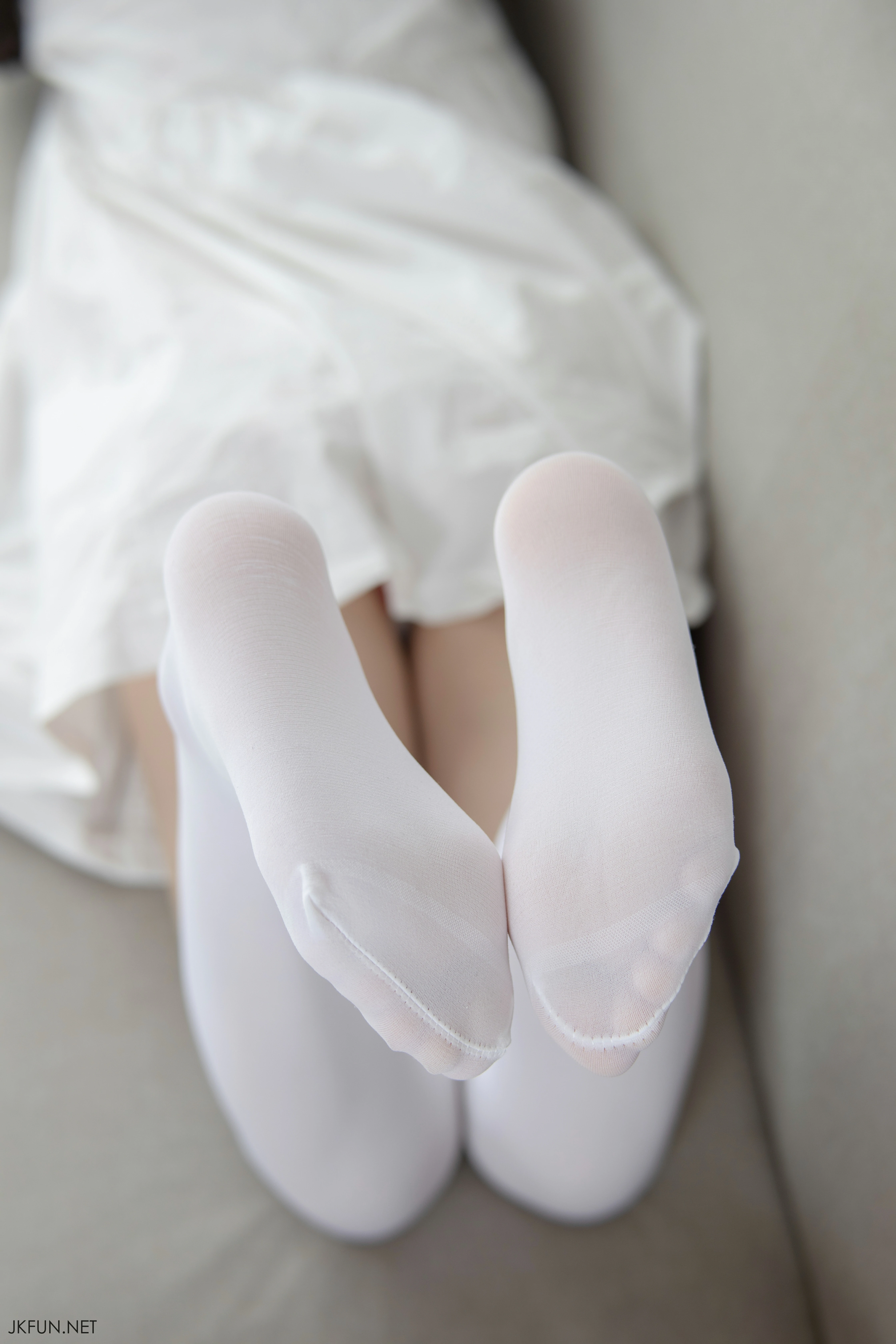 [森萝财团]JKFUN-014 白衣飘飘的年代 默陌 白色连身裙加白色丝袜美腿玉足性感私房写真集,