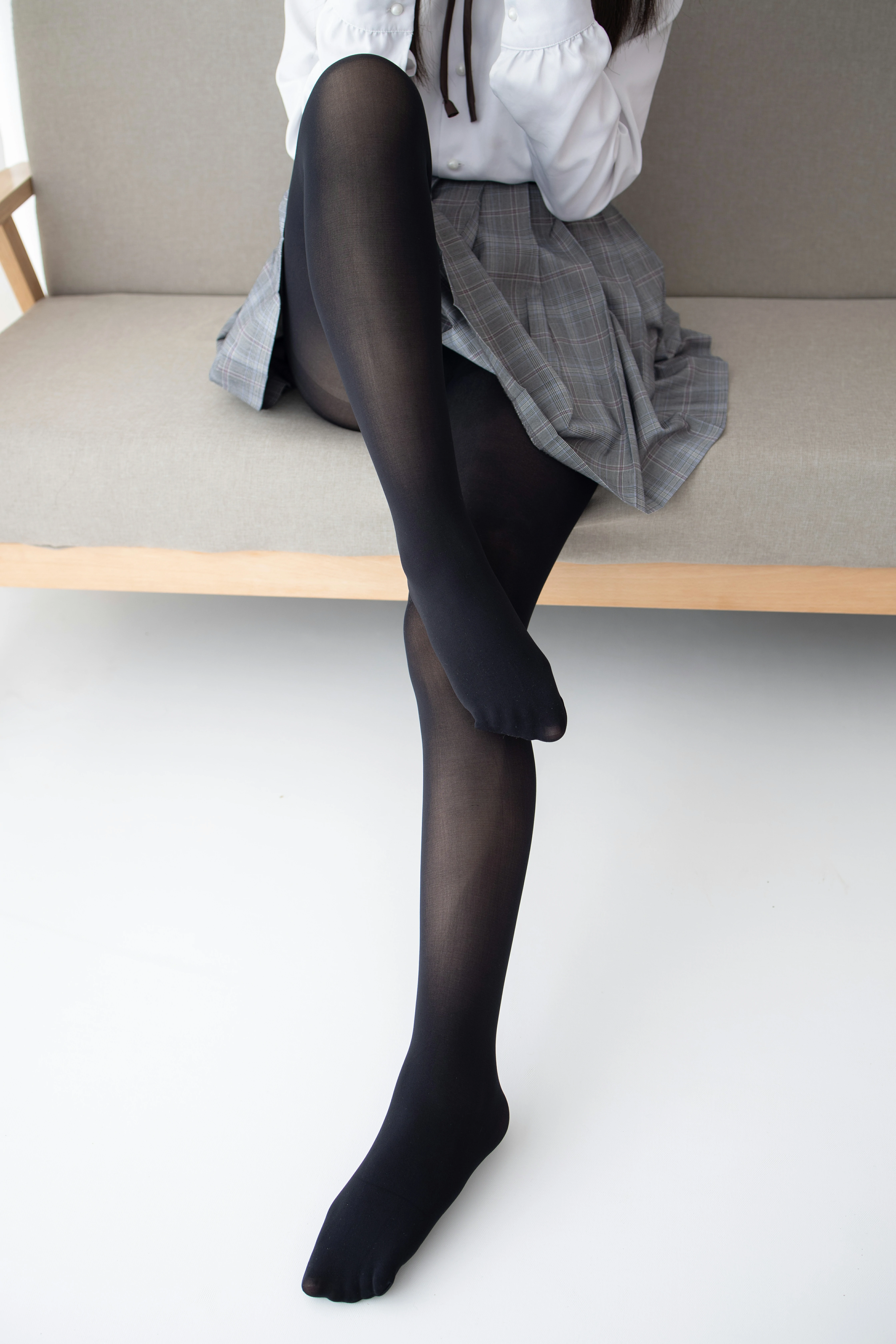 [森萝财团]JKFUN-016 黑丝 小夜 新人 日本高中女生制服与短裙加黑色丝袜美腿性感私房写真集,