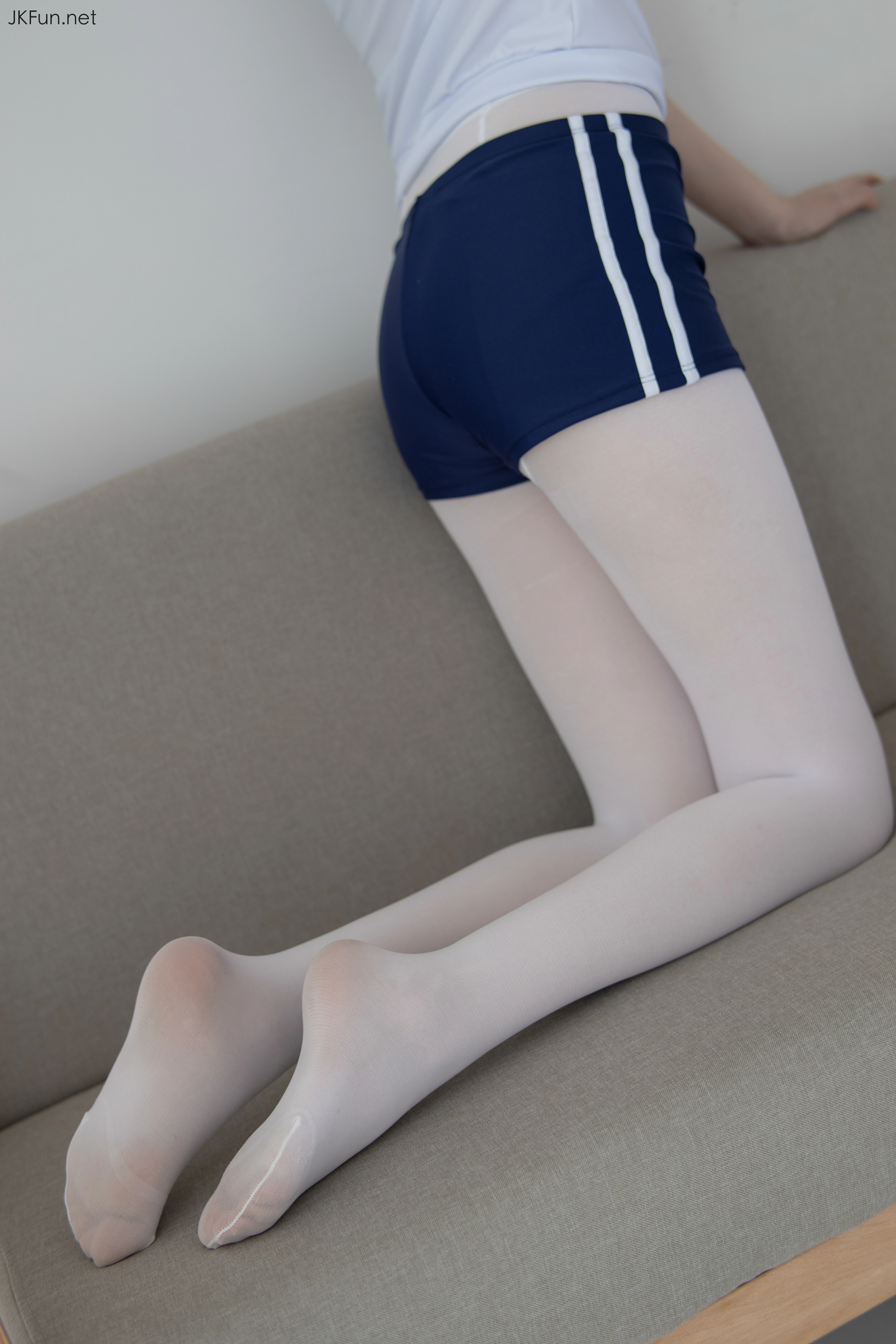 [森萝财团]JKFUN-019 80D白丝 外景体操服 Aika 蓝色短裤加白色丝袜美腿玉足性感私房写真集,