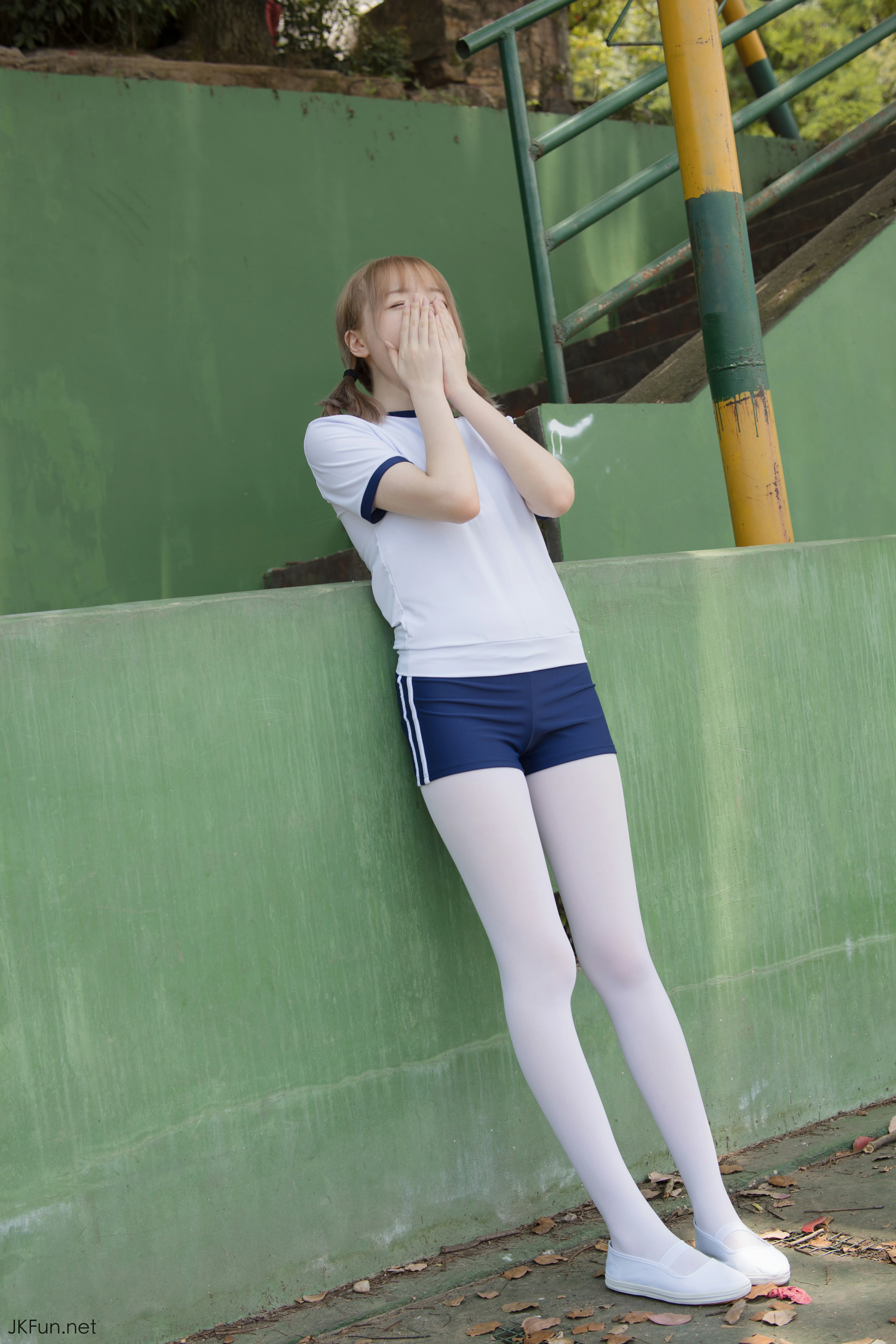 [森萝财团]JKFUN-019 80D白丝 外景体操服 Aika 蓝色短裤加白色丝袜美腿玉足性感私房写真集,
