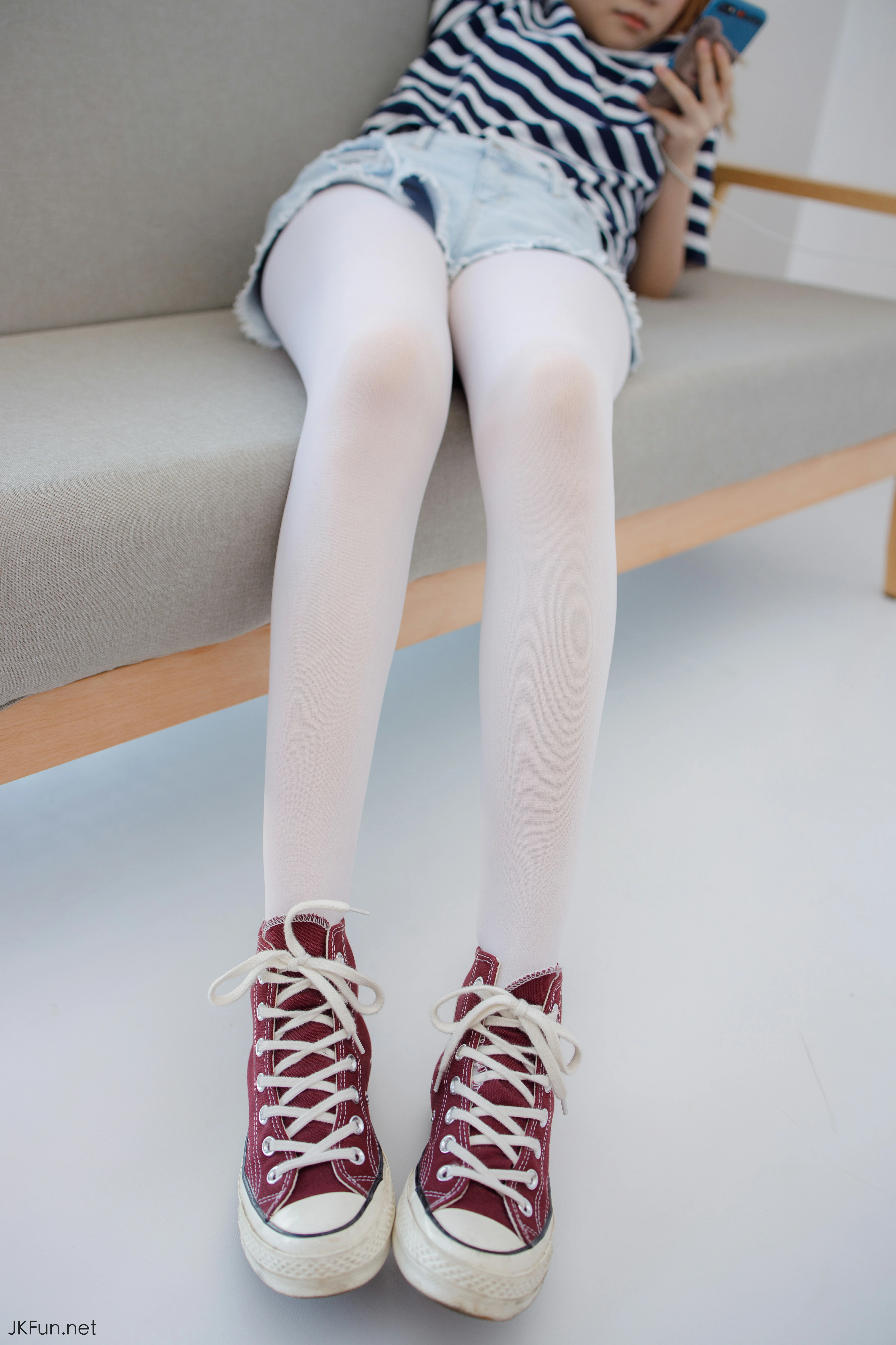 [森萝财团]JKFUN-020 80D白丝 Aika 蓝白短袖与牛仔热裤加白色丝袜美腿玉足性感私房写真集,