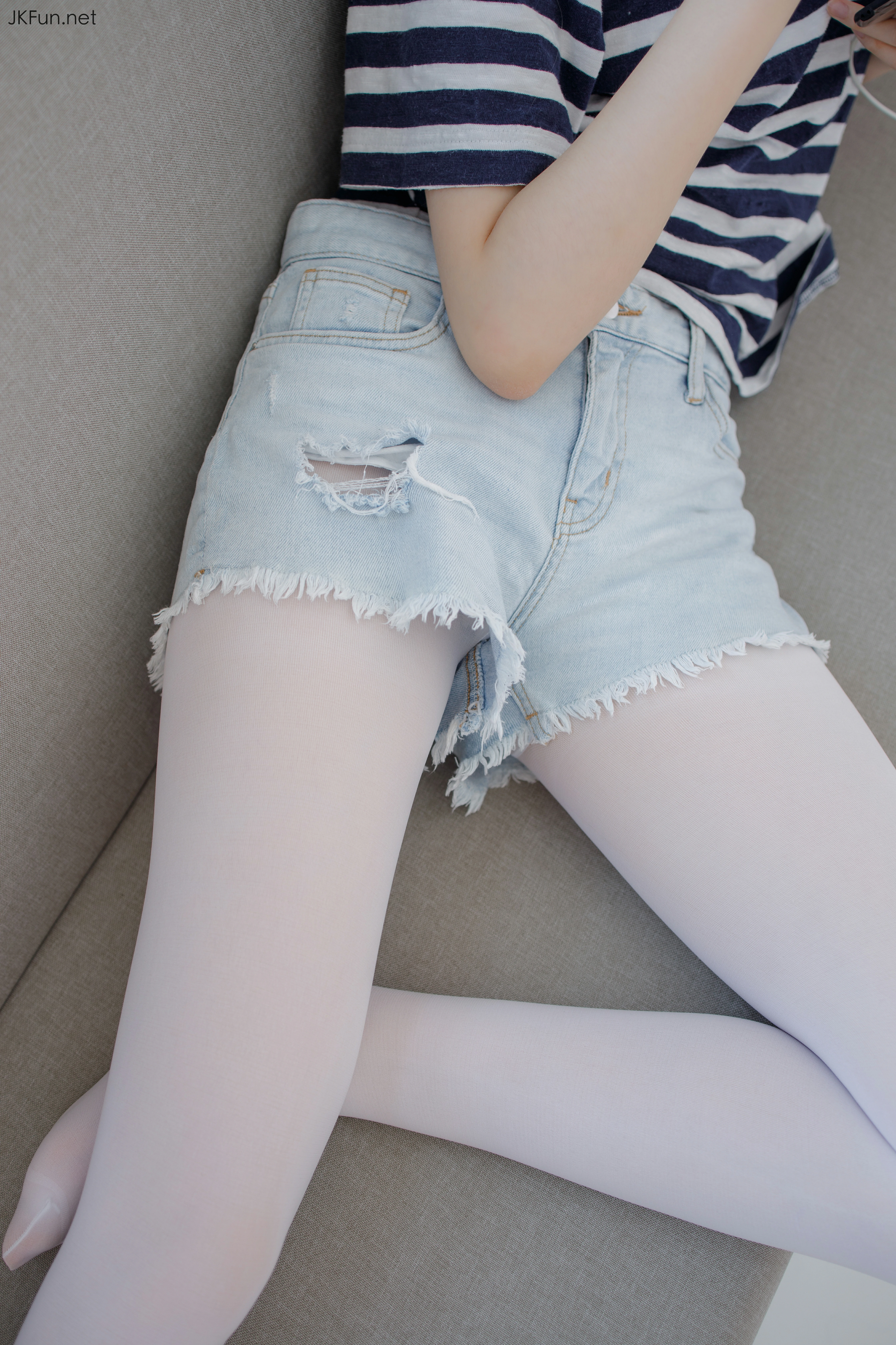 [森萝财团]JKFUN-020 80D白丝 Aika 蓝白短袖与牛仔热裤加白色丝袜美腿玉足性感私房写真集,