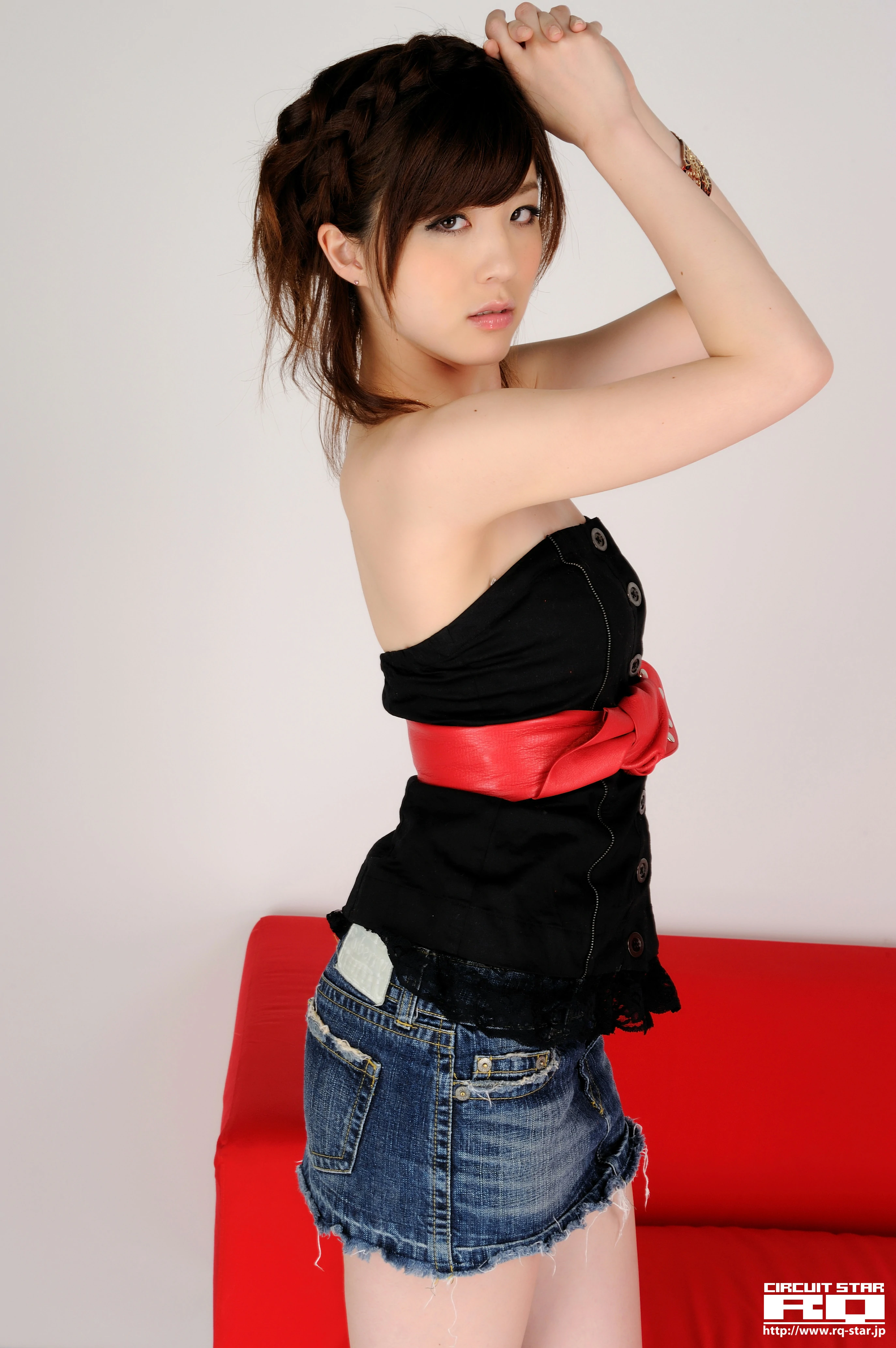 [RQ-STAR写真]NO.00361 荒木よし穂 Yoshiho Araki 黑色塑身抹胸衣加牛仔短裙性感私房写真集,