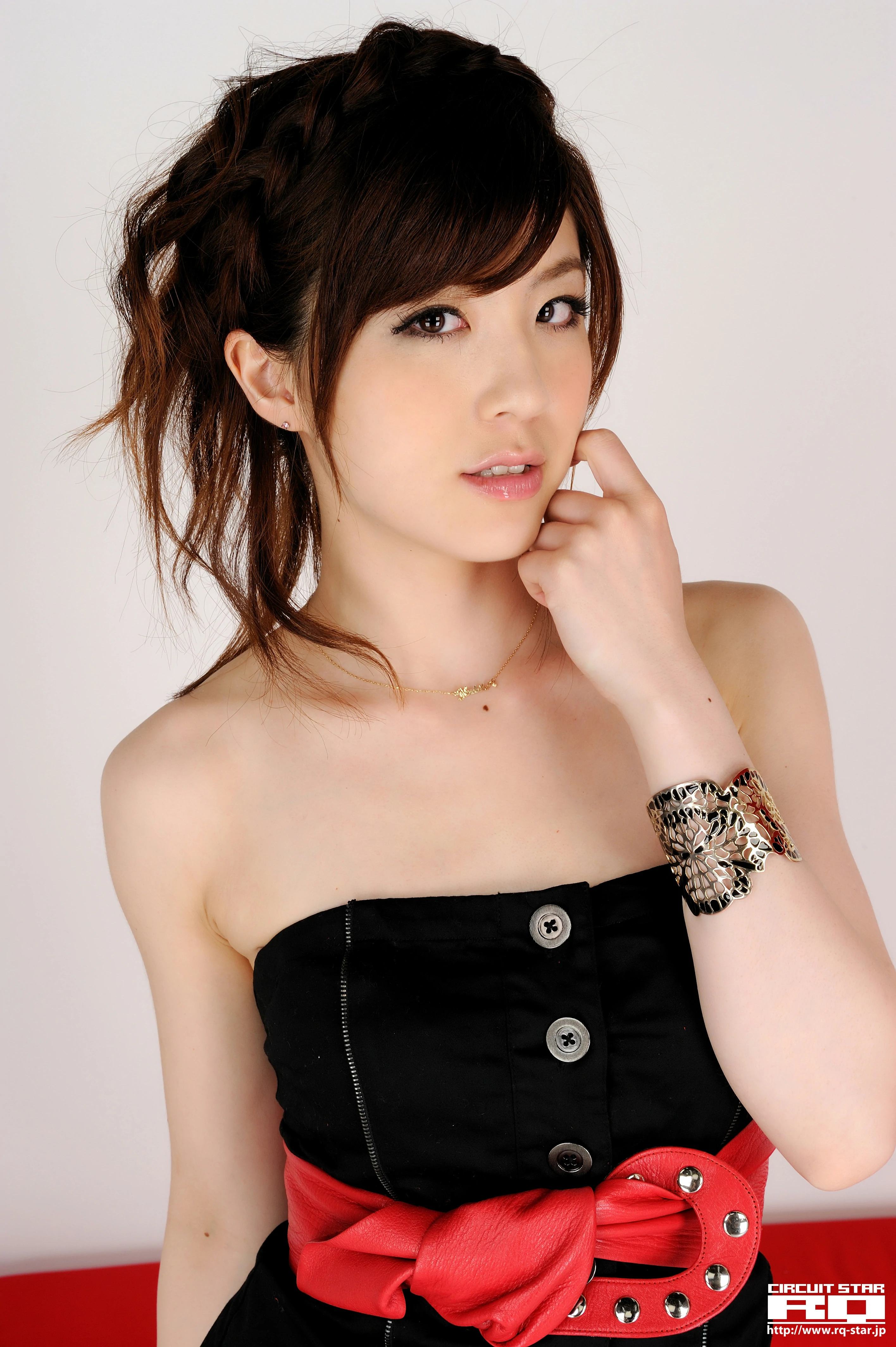 [RQ-STAR写真]NO.00361 荒木よし穂 Yoshiho Araki 黑色塑身抹胸衣加牛仔短裙性感私房写真集,