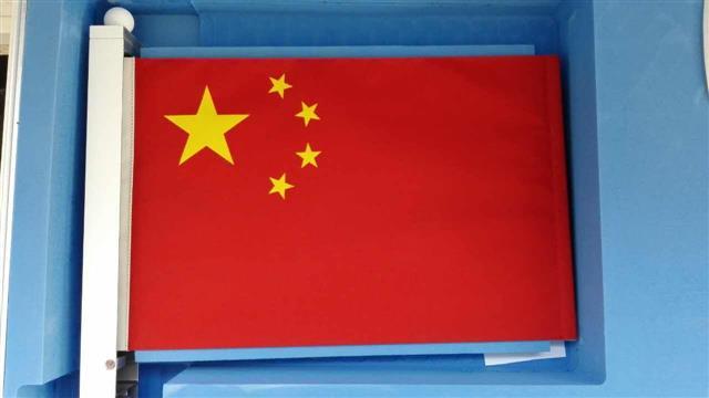 武汉纺织大学研制的嫦娥五号“织物版”五星红旗飞向太空前留影