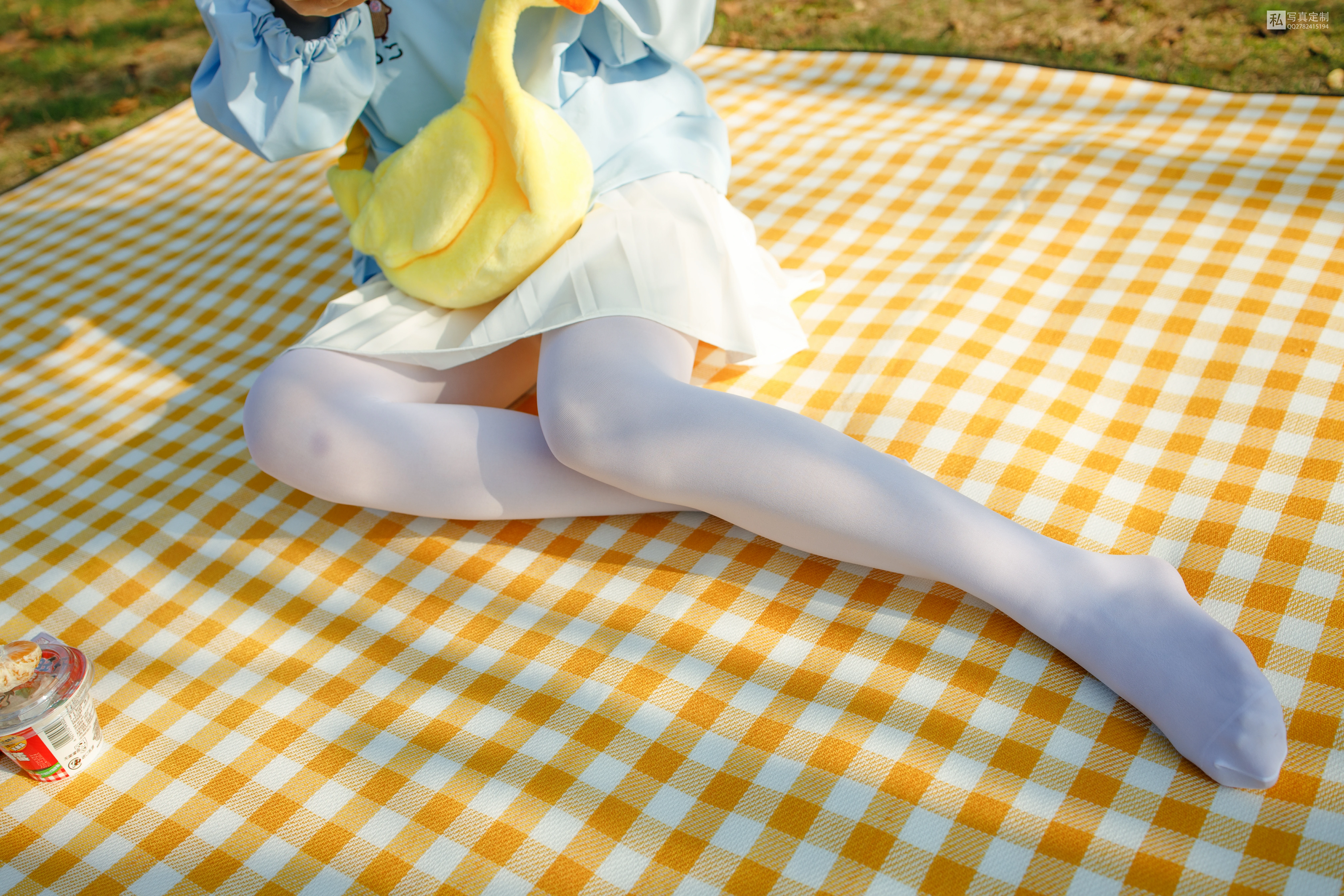 [森萝财团]JKFUN-030《野餐、爆蛋和彩蛋》踩物 白丝50D 默陌 白色短裙加白色丝袜美腿性感私房写真集,