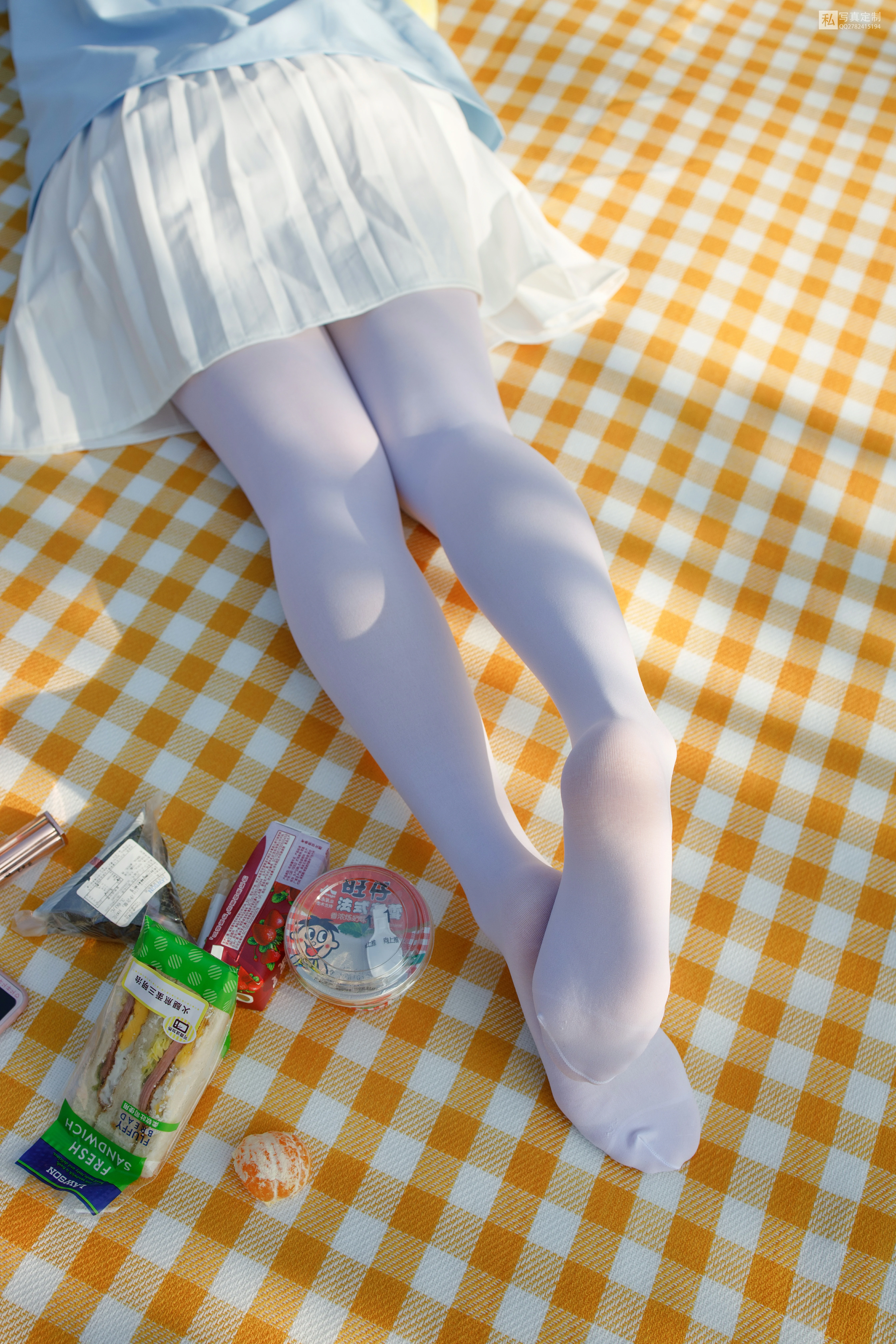[森萝财团]JKFUN-030《野餐、爆蛋和彩蛋》踩物 白丝50D 默陌 白色短裙加白色丝袜美腿性感私房写真集,