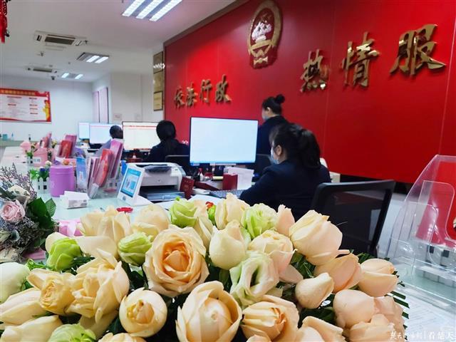 12月12日谐音“要爱要爱”，武汉硚口区136对新人喜结连理