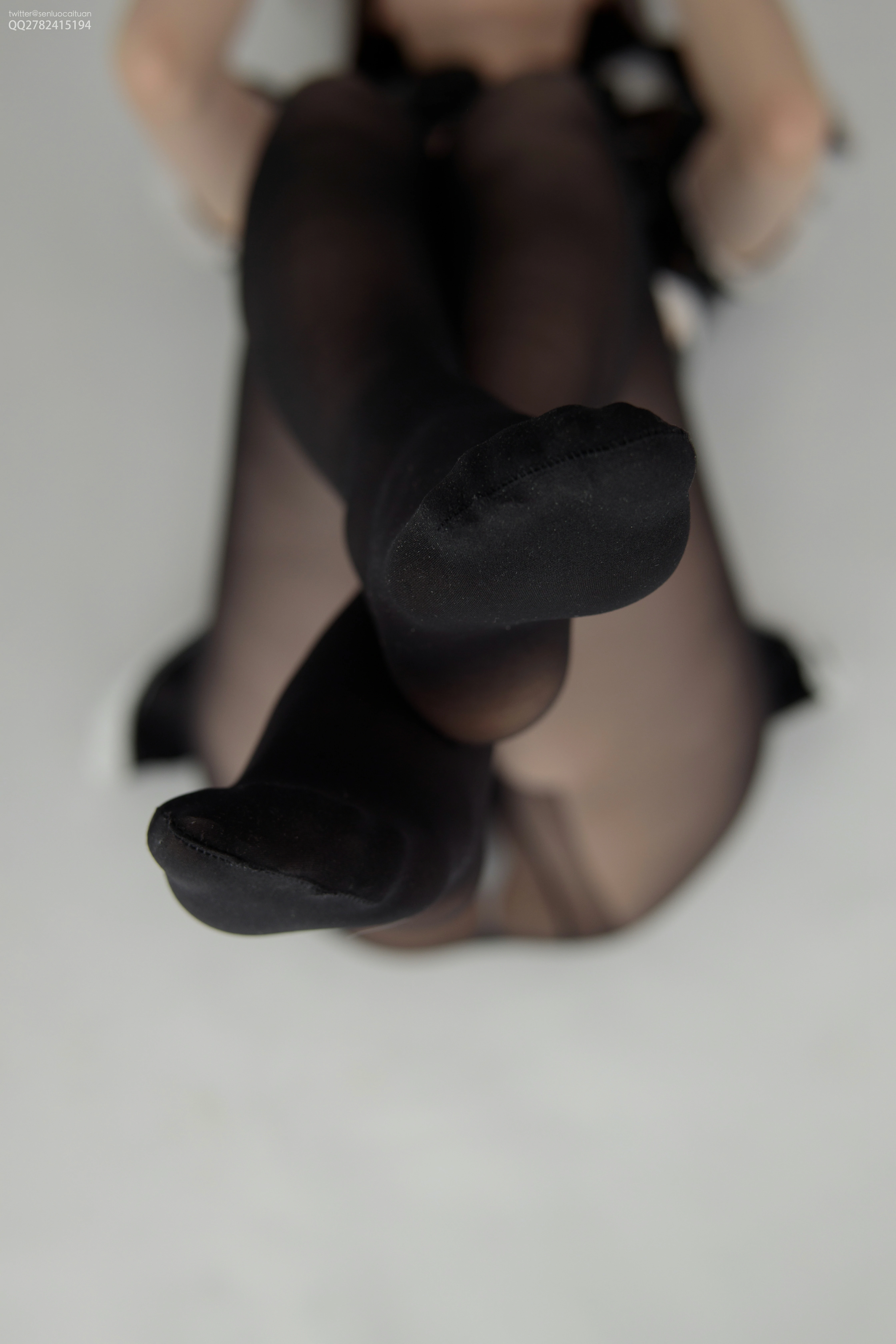 [森萝财团]JKFUN-035 《南半球》 15D黑丝 R16.5 黑色紧身漆皮裙加黑色丝袜美腿性感私房写真集,
