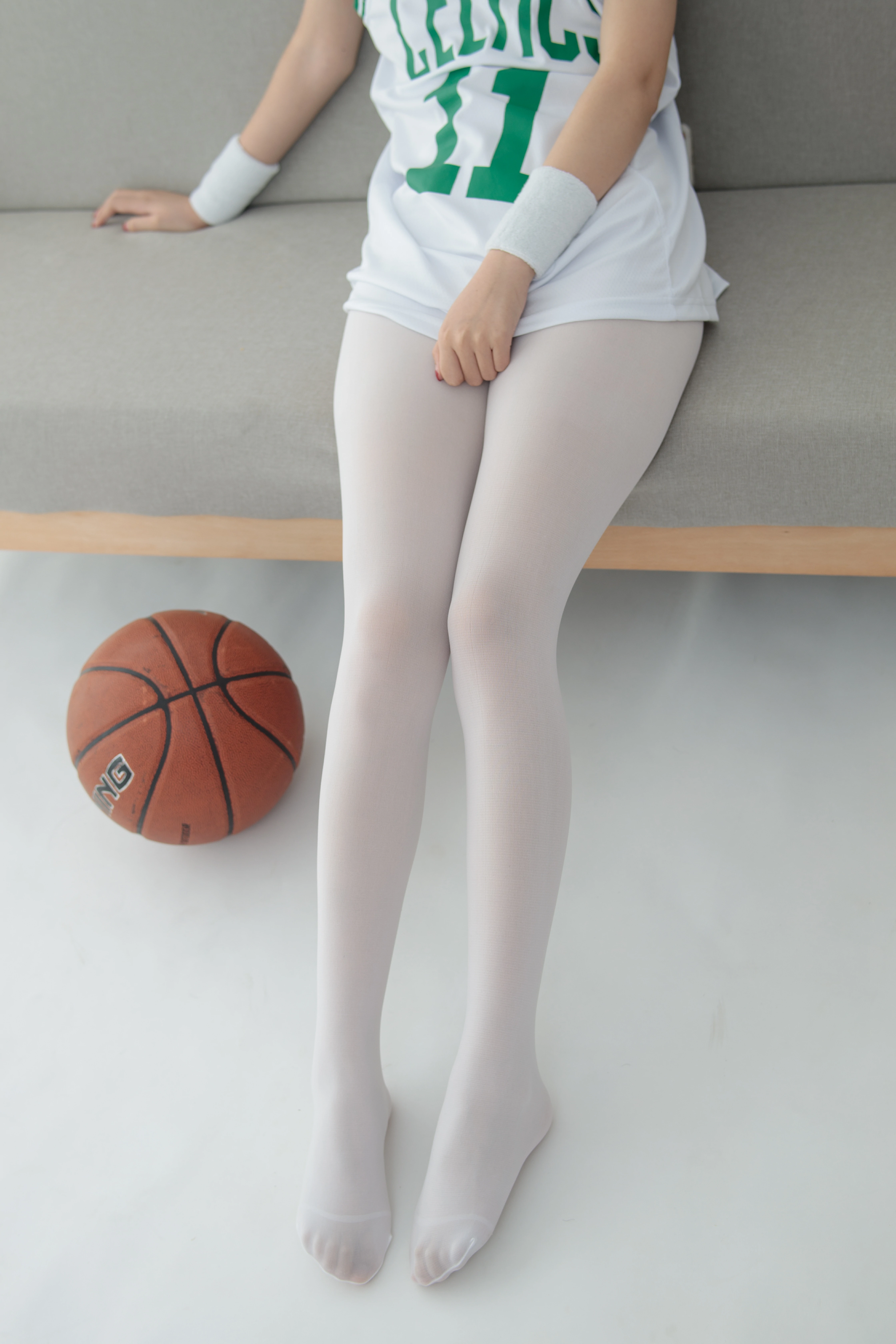 [森萝财团]JKFUN-036 《与篮球无关》 80D白丝 R16 卉子 白色丝袜美腿玉足性感私房写真集,