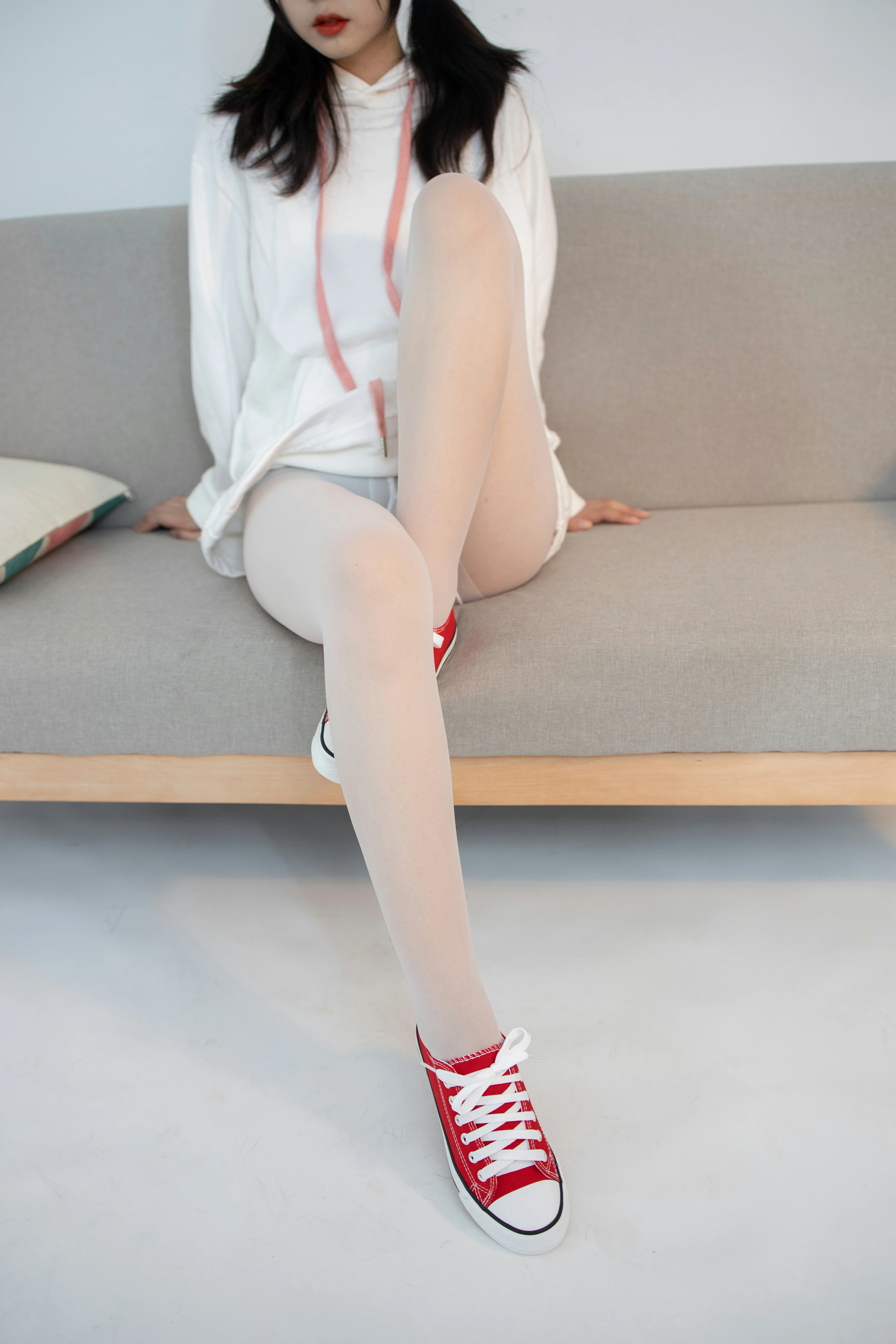 [森萝财团]KFUN-040《红色帆布鞋定制》13D白丝 小夜 白色卫衣加白色丝袜美腿性感私房写真集,