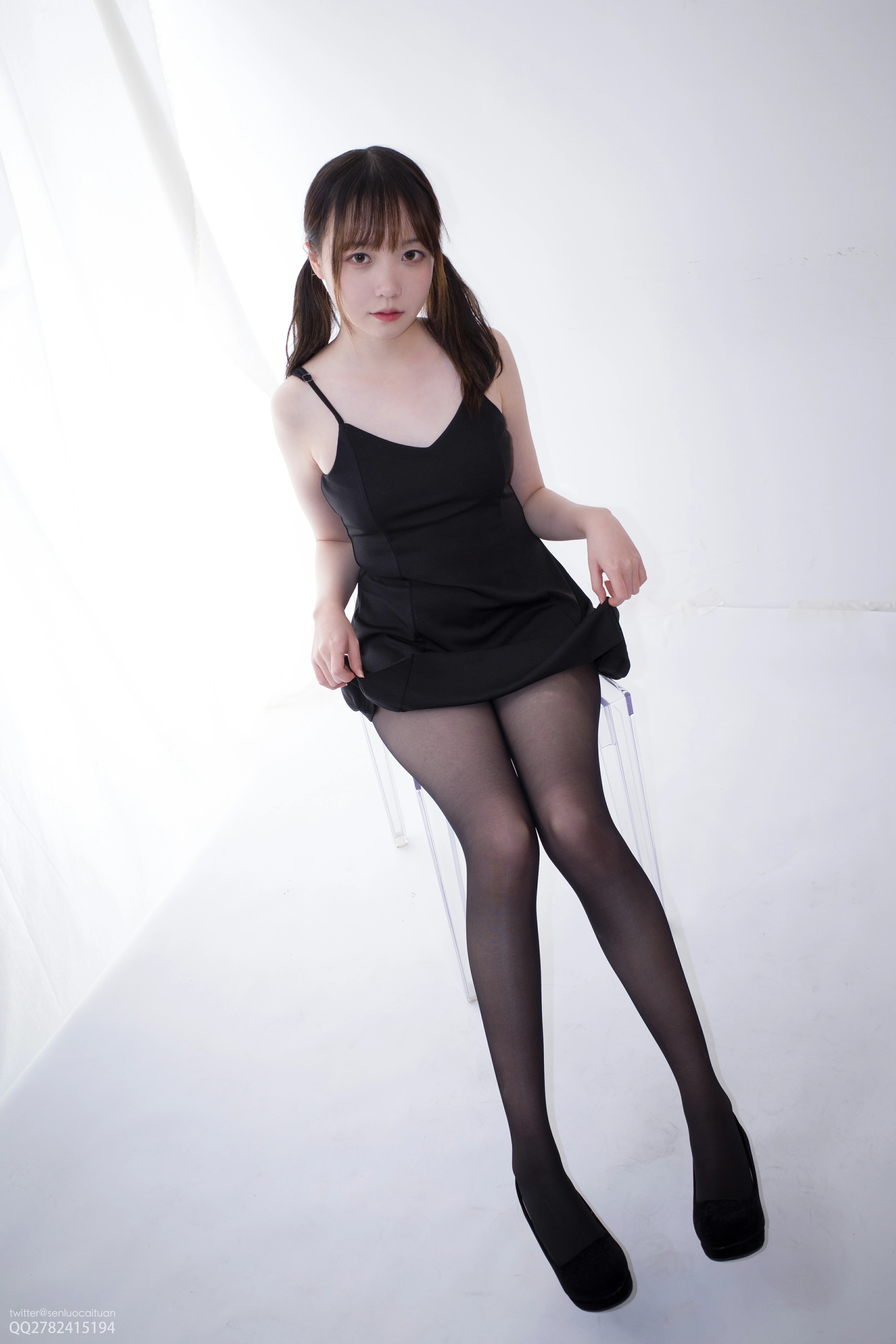 [森萝财团]KFUN-041 《黑涩现实》 Aika 黑色吊带连衣裙加黑色丝袜美腿性感私房写真集,