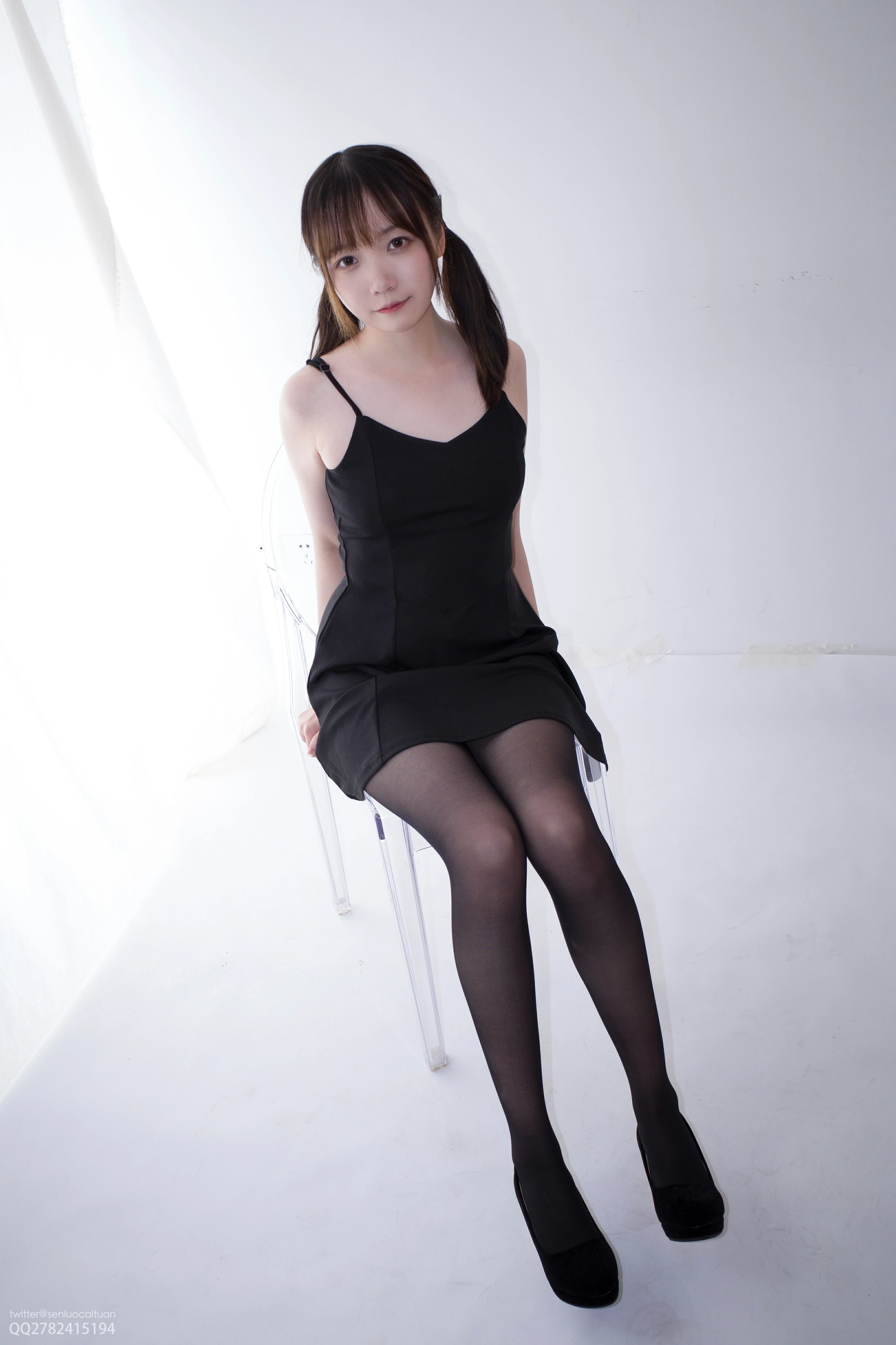 [森萝财团]KFUN-041 《黑涩现实》 Aika 黑色吊带连衣裙加黑色丝袜美腿性感私房写真集,