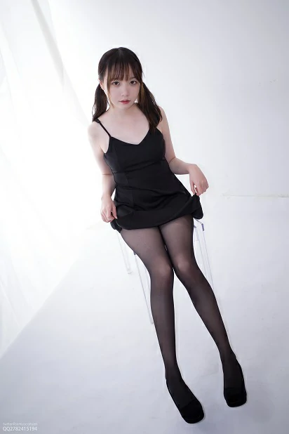 [森萝财团]KFUN-041 《黑涩现实》 Aika 黑色吊带连衣裙加黑色丝袜美腿性感私房写
