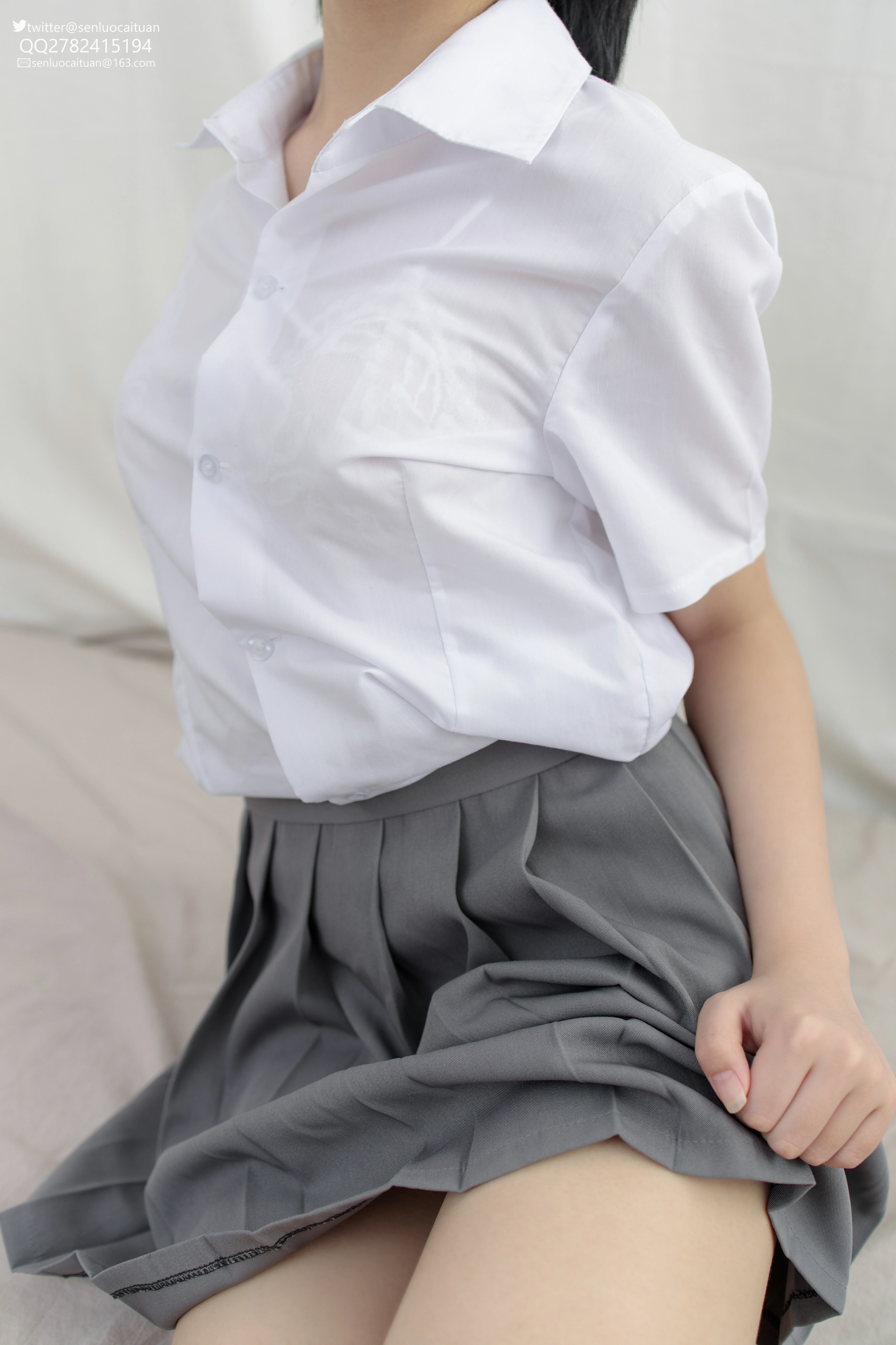 [森萝财团]JKFUN-GG-03 希晨《JK制服》白色衬衫与灰色短裙加白色丝袜美腿性感私房写真集,