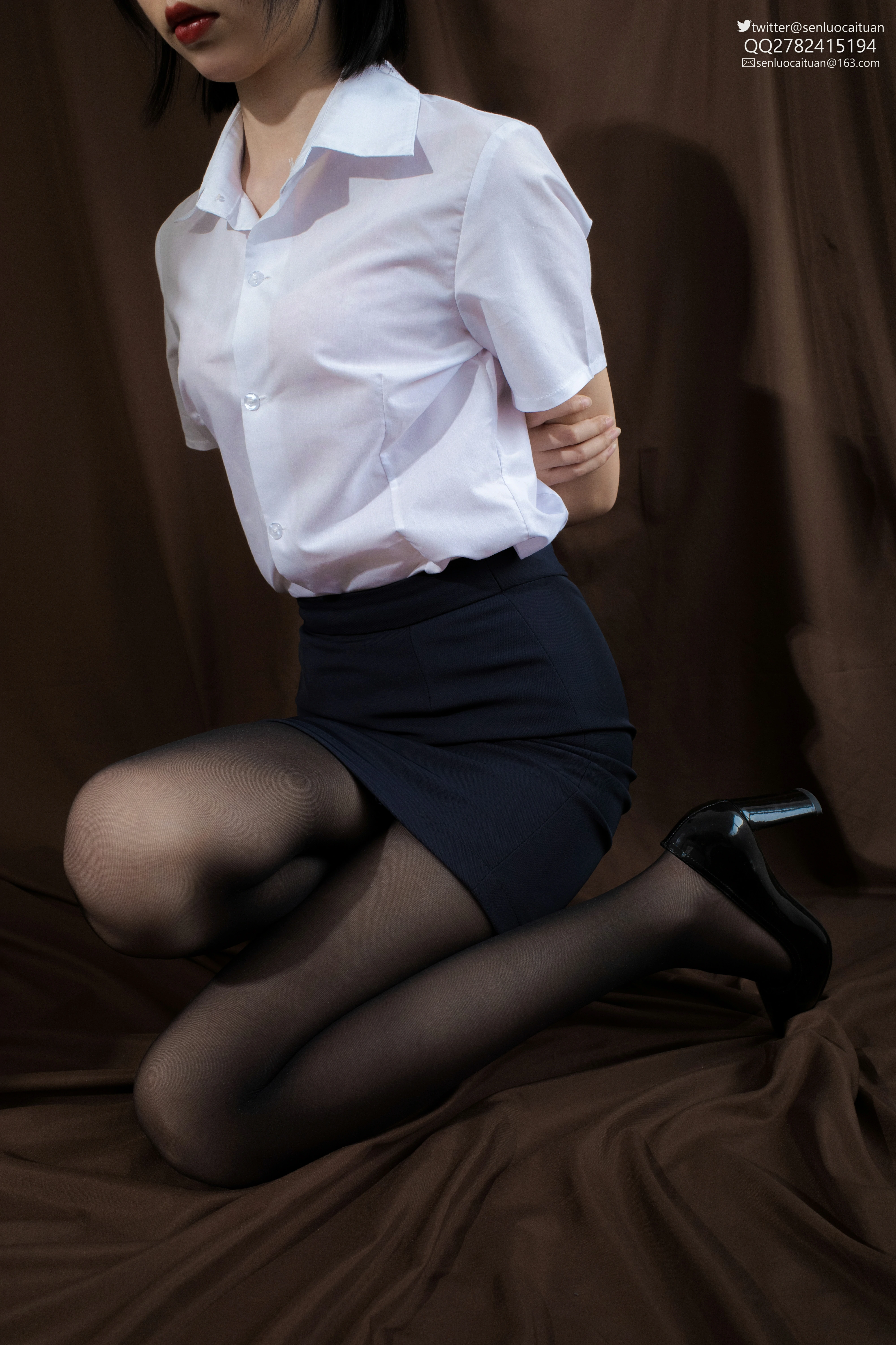 [森萝财团]JKFUN-GG-04 ASMR 匿名 性感女秘书制服与黑色短裙加黑色丝袜美腿玉足私房写真集,
