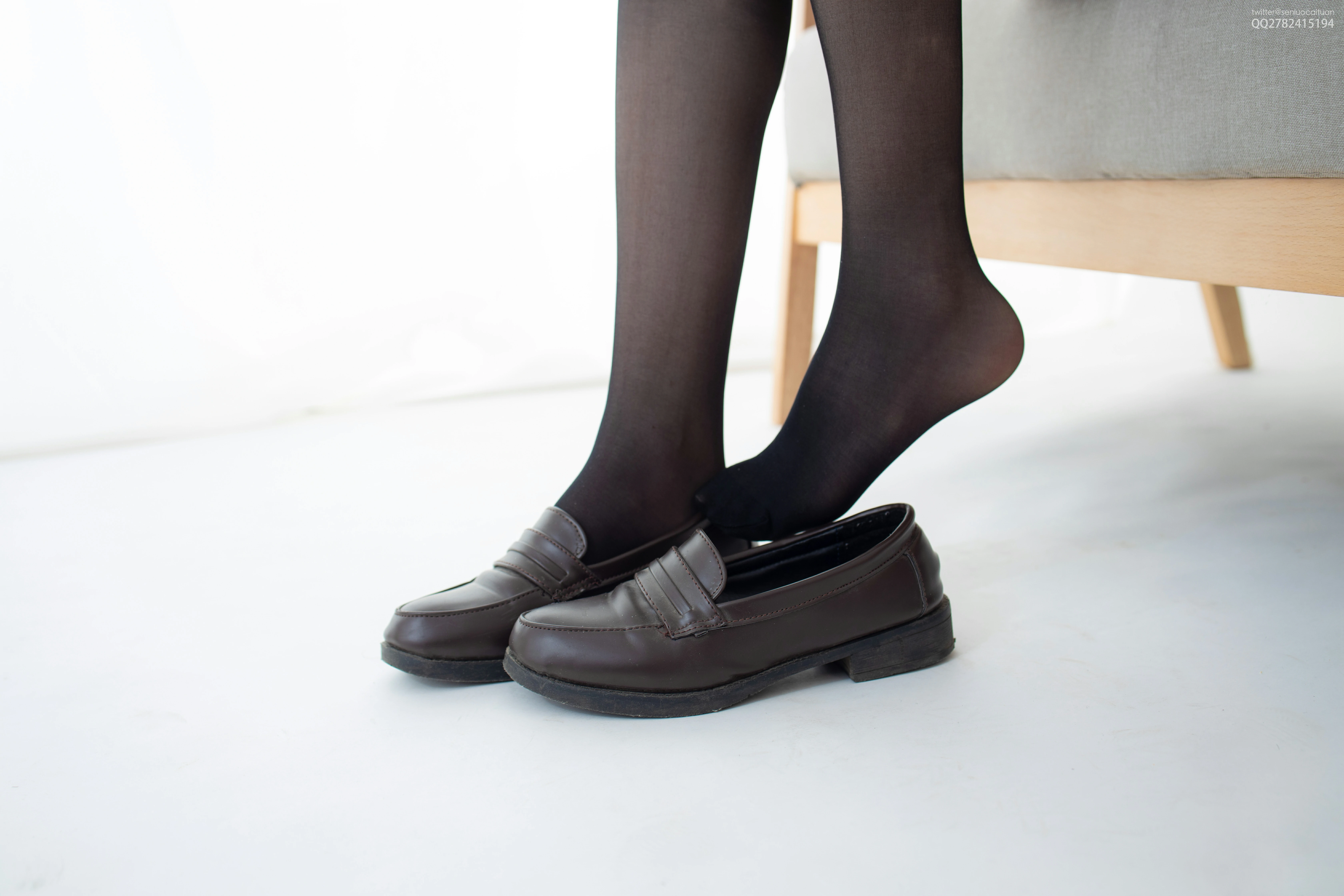[森萝财团]JKFUN-百元系列1-1 Aika 蓝色格子短裙加黑色丝袜美腿性感私房写真集,
