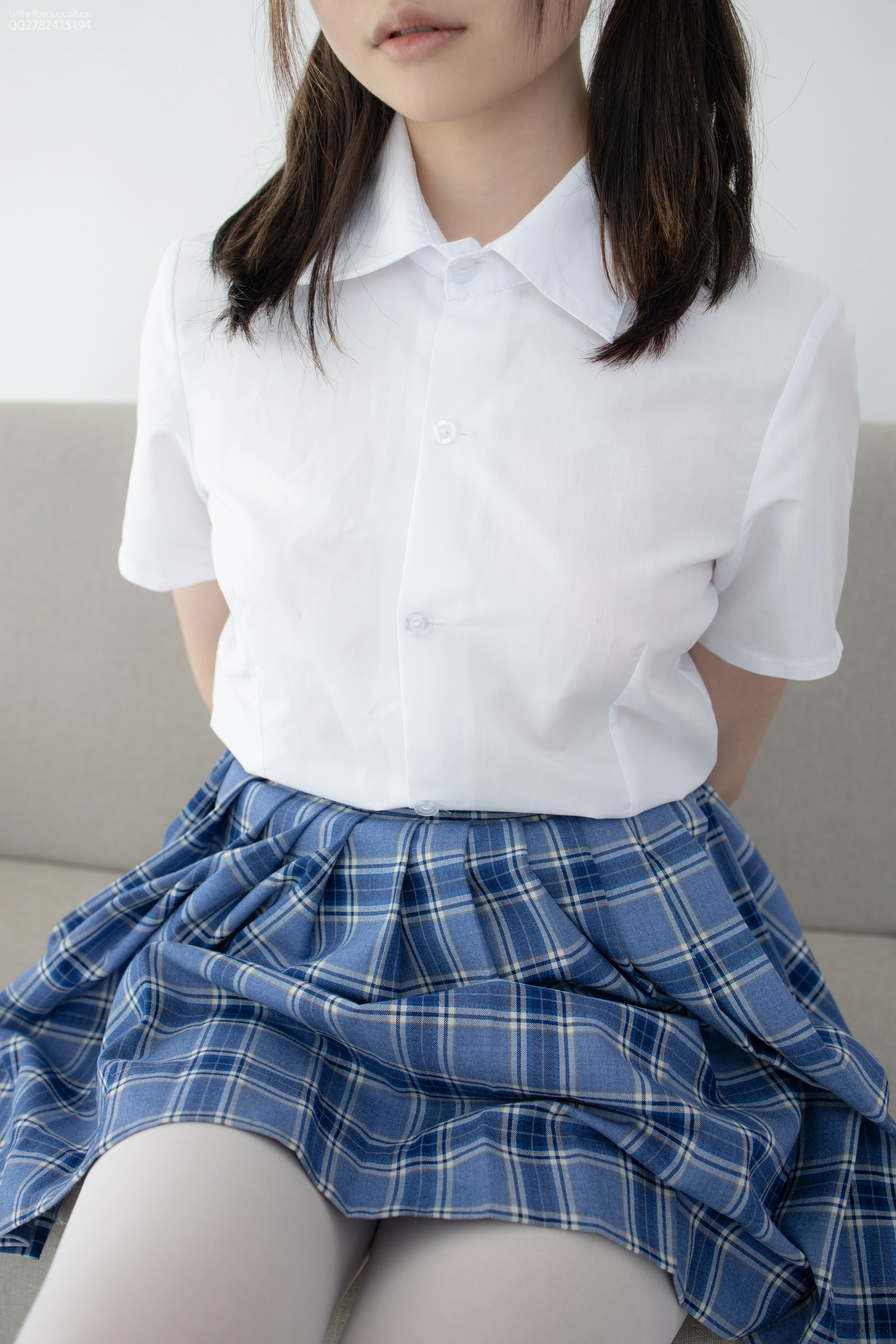 [森萝财团]JKFUN-百元系列1-2 Aika 白色衬衫与蓝色短裙加白色丝袜美腿性感私房写真集,