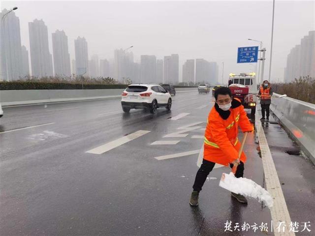 抛洒融雪剂1500多吨，铺设草垫麻袋近7万条，江城启动三级响应战雨雪保安全