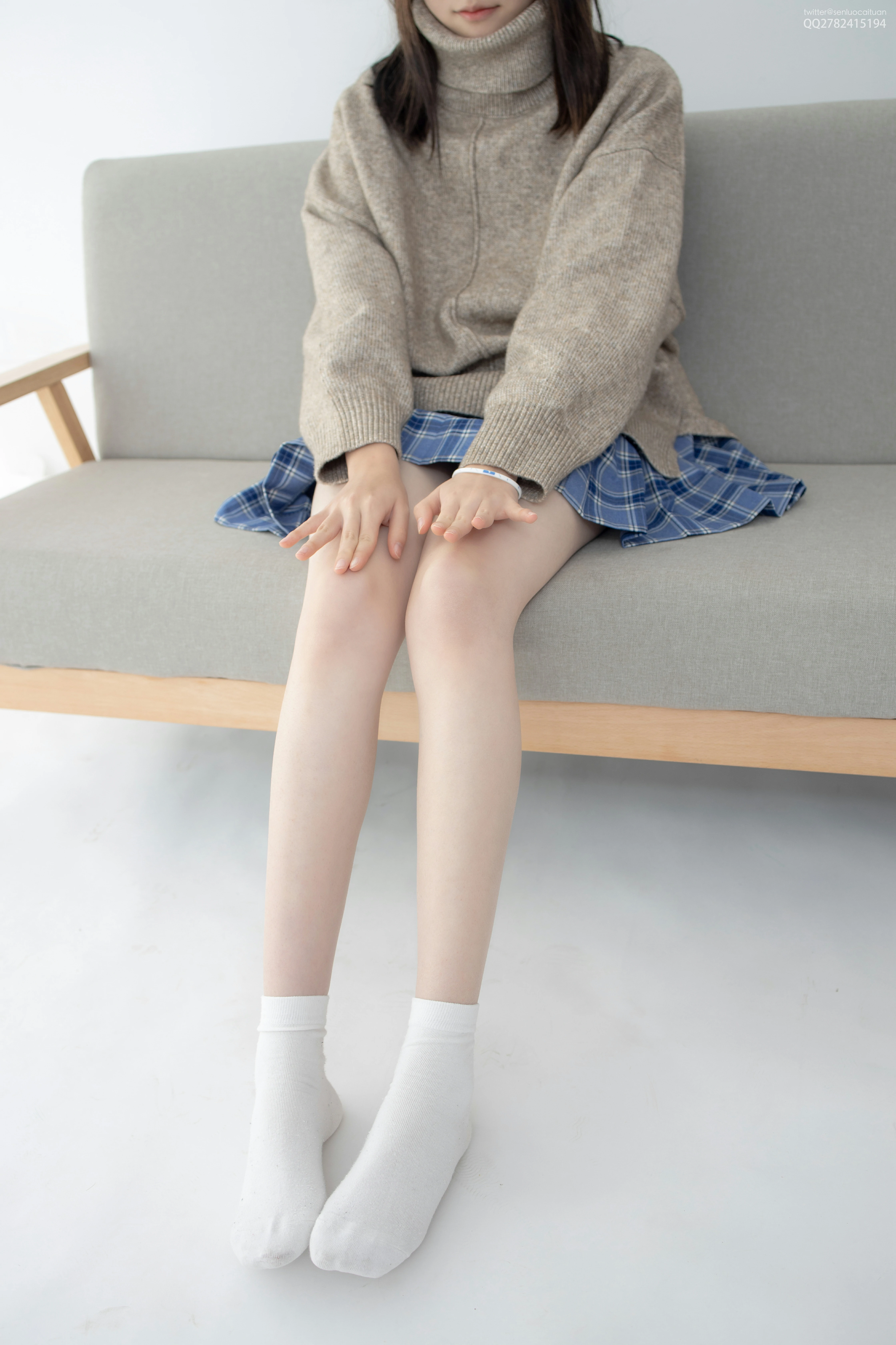 [森萝财团]JKFUN-百元系列1-3 Aika 灰色毛衣加蓝色格子短裙性感私房写真集,