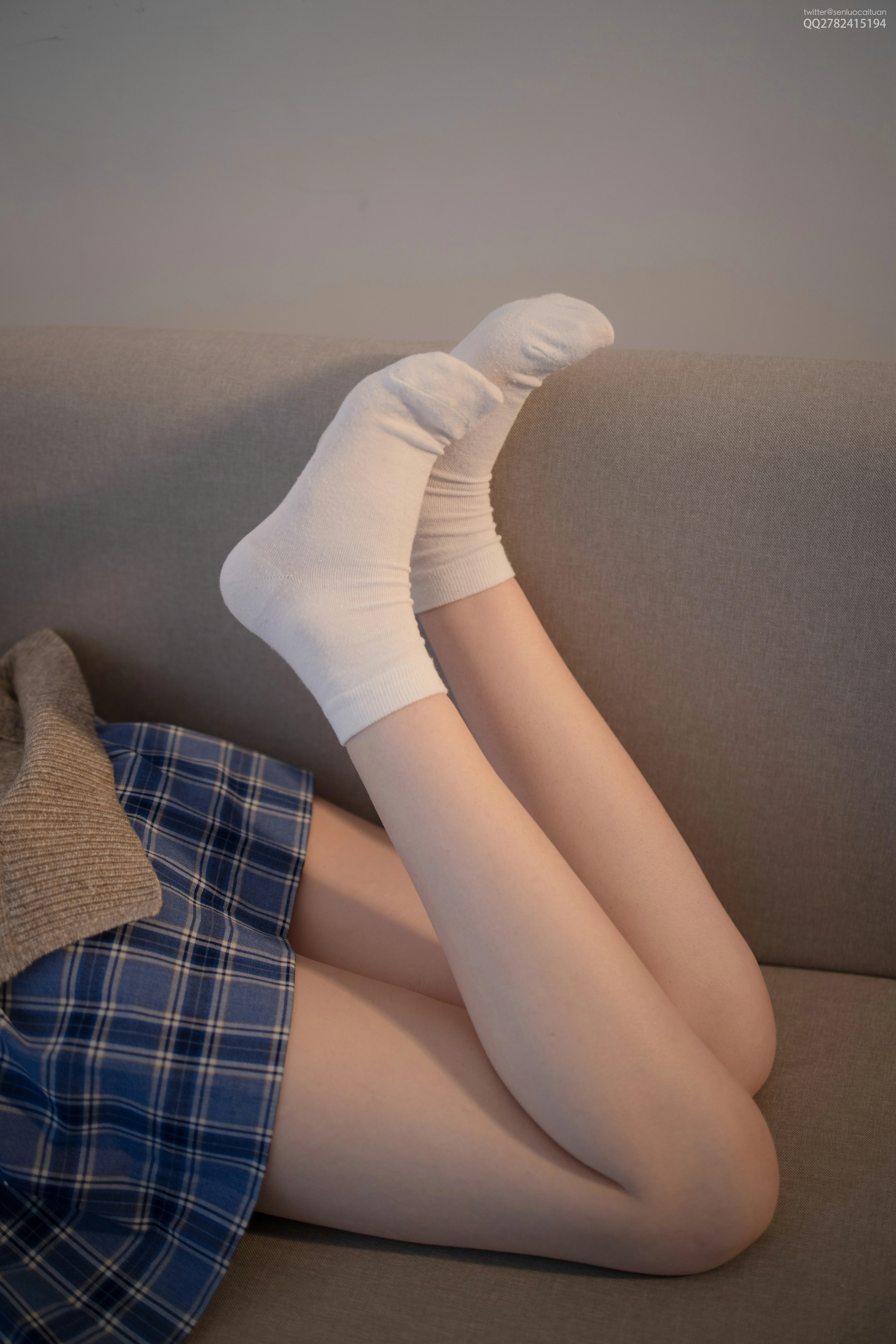 [森萝财团]JKFUN-百元系列1-3 Aika 灰色毛衣加蓝色格子短裙性感私房写真集,
