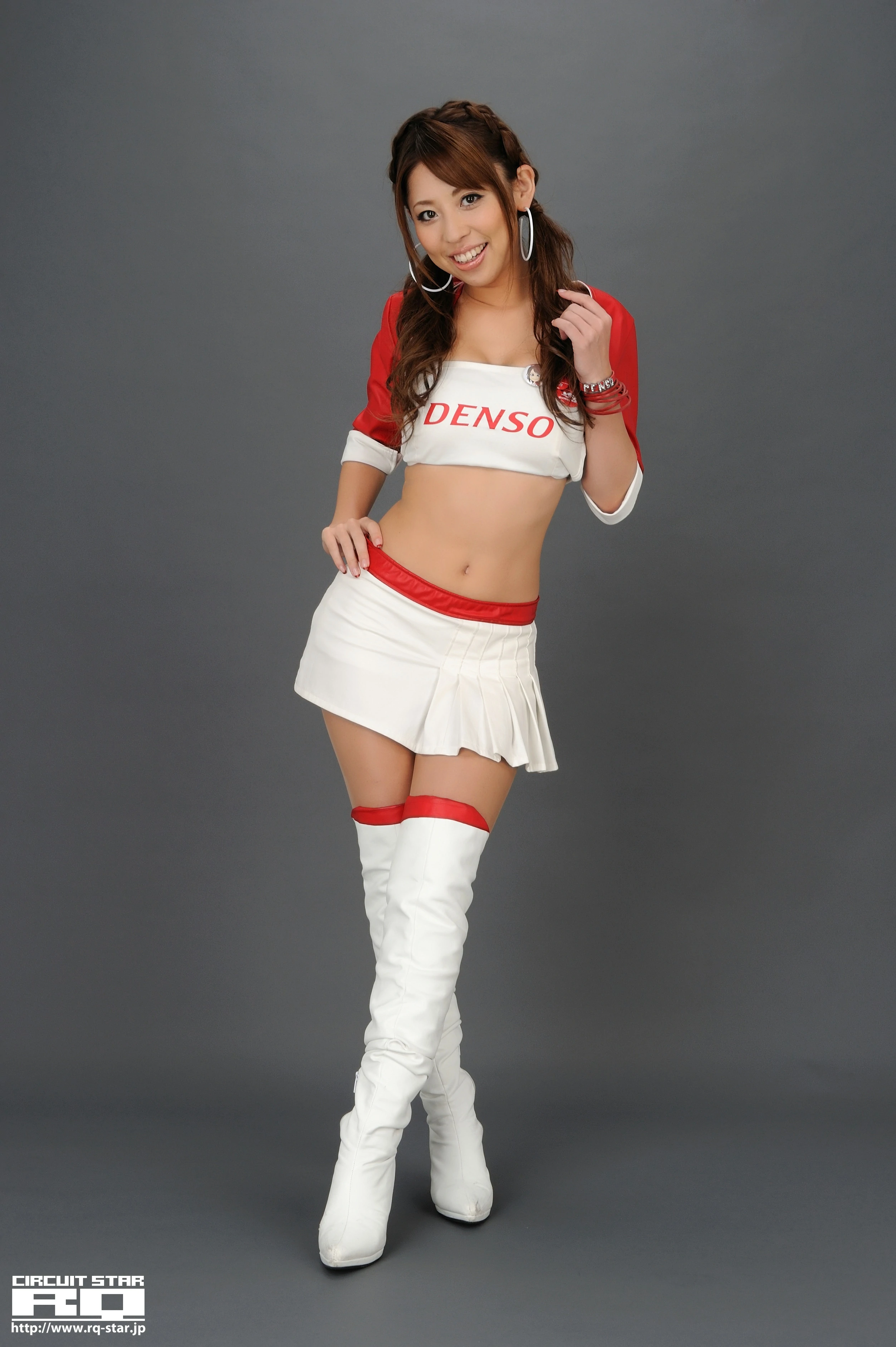 [RQ-STAR写真]NO.00425 大崎莉央奈 Riona Ohsaki 红色赛车女郎制服与短裙性感私房写真集,