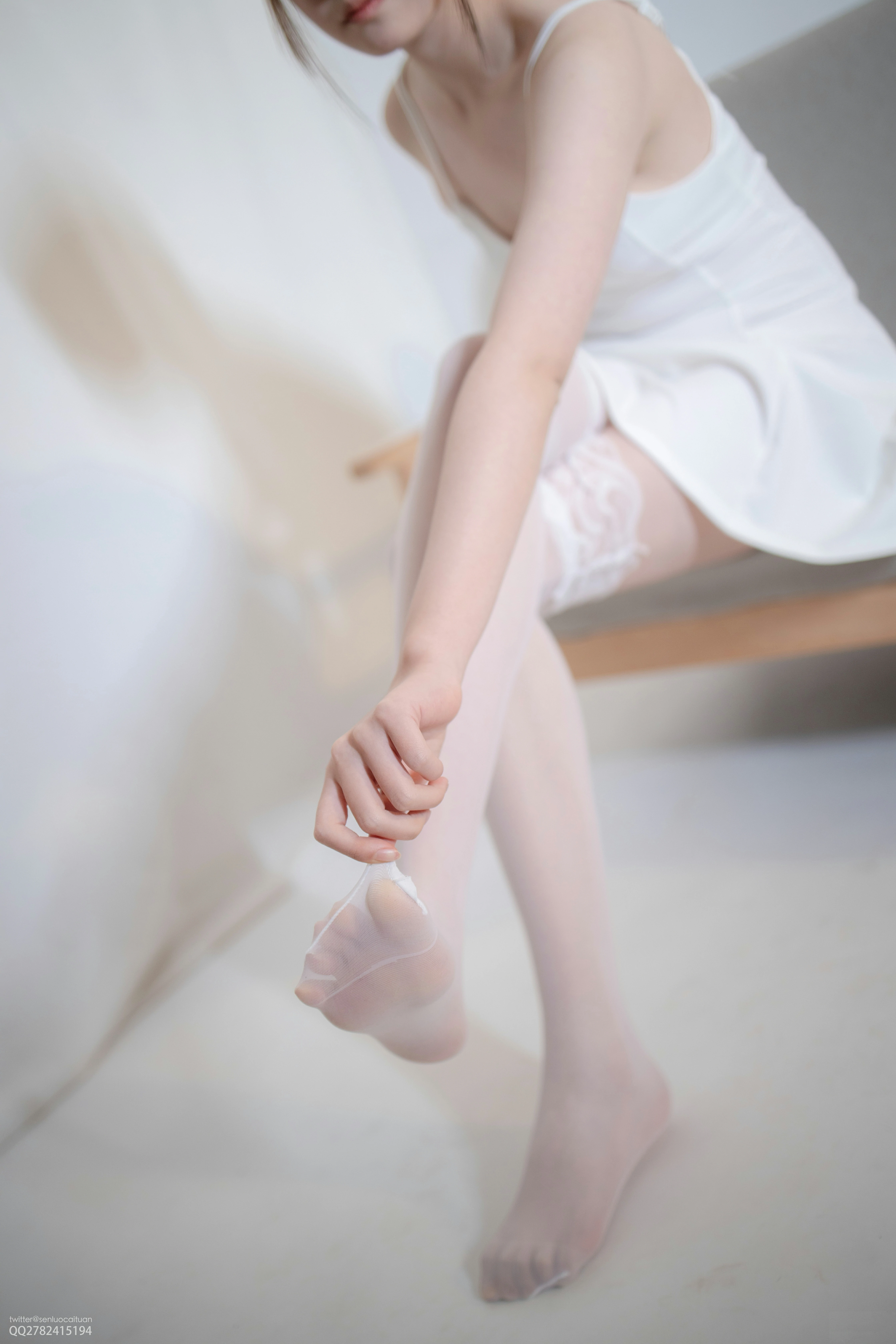 [森萝财团]JKFUN-百元系列1-5 默陌 30D蕾丝边高筒袜 白色吊带连身裙加白色丝袜美腿性感私房写真集,