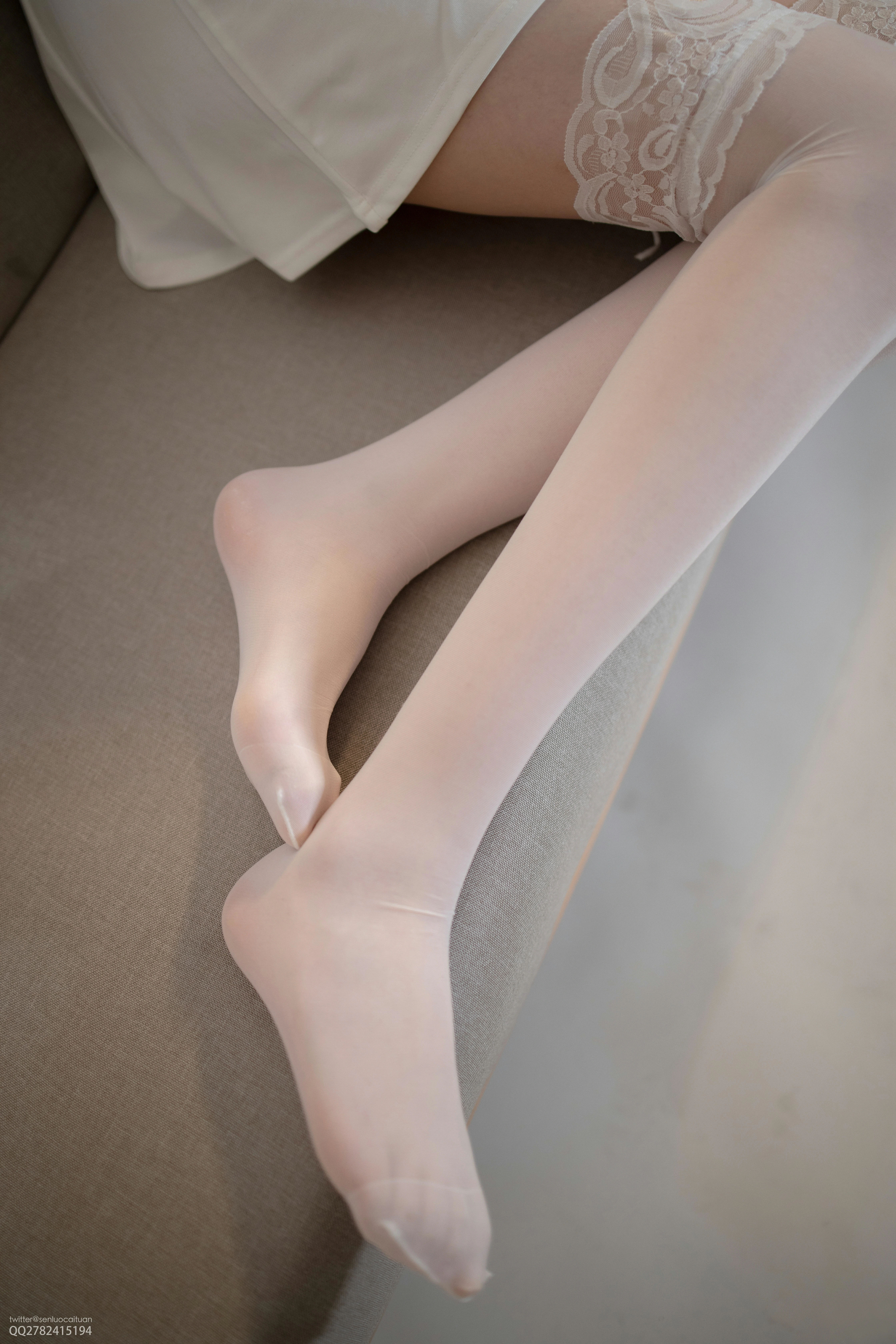 [森萝财团]JKFUN-百元系列1-5 默陌 30D蕾丝边高筒袜 白色吊带连身裙加白色丝袜美腿性感私房写真集,