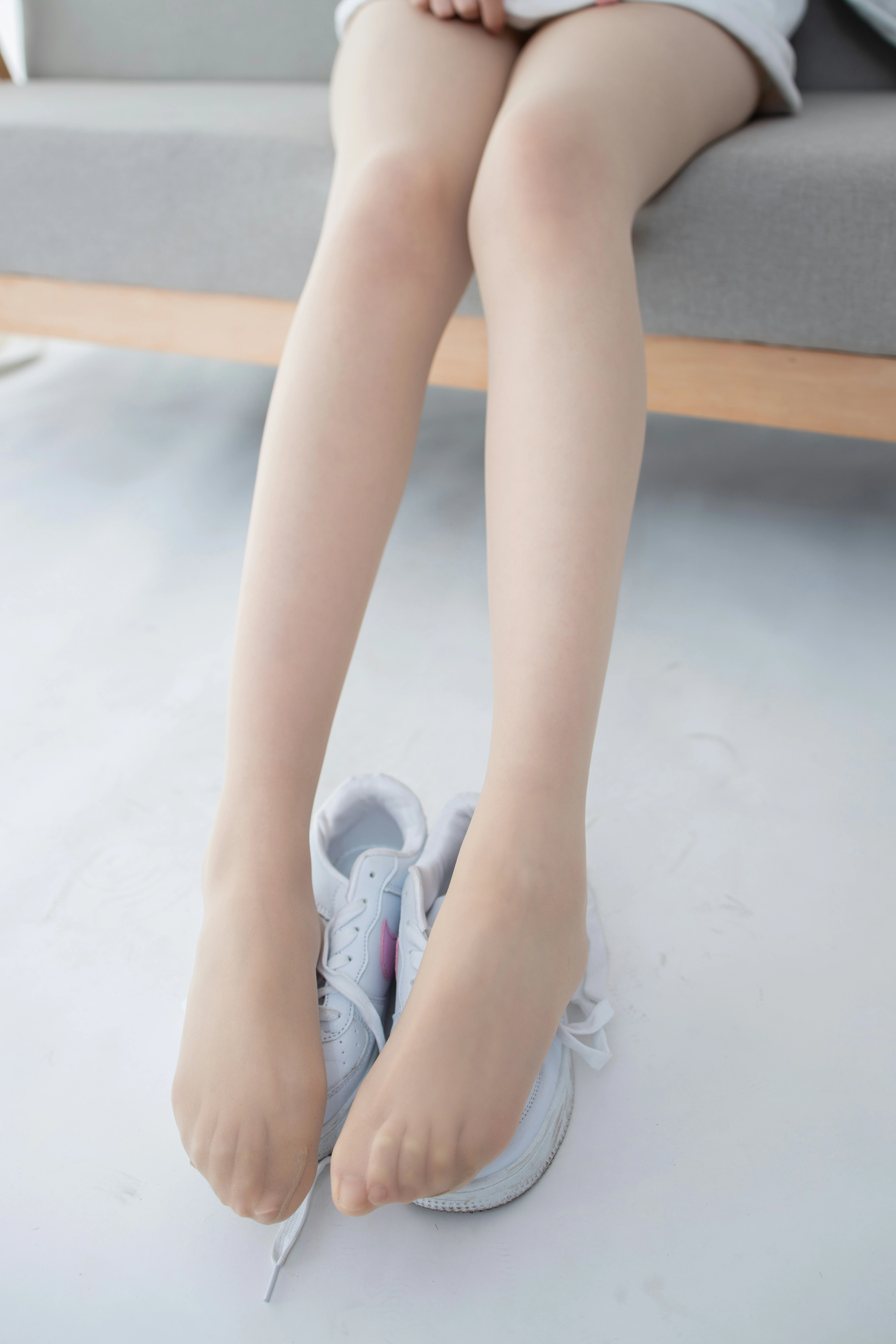 [森萝财团]JKFUN-百元系列2-1《运动鞋》13D肉丝 Aika 白色卫衣加肉色丝袜美腿性感私房写真集,