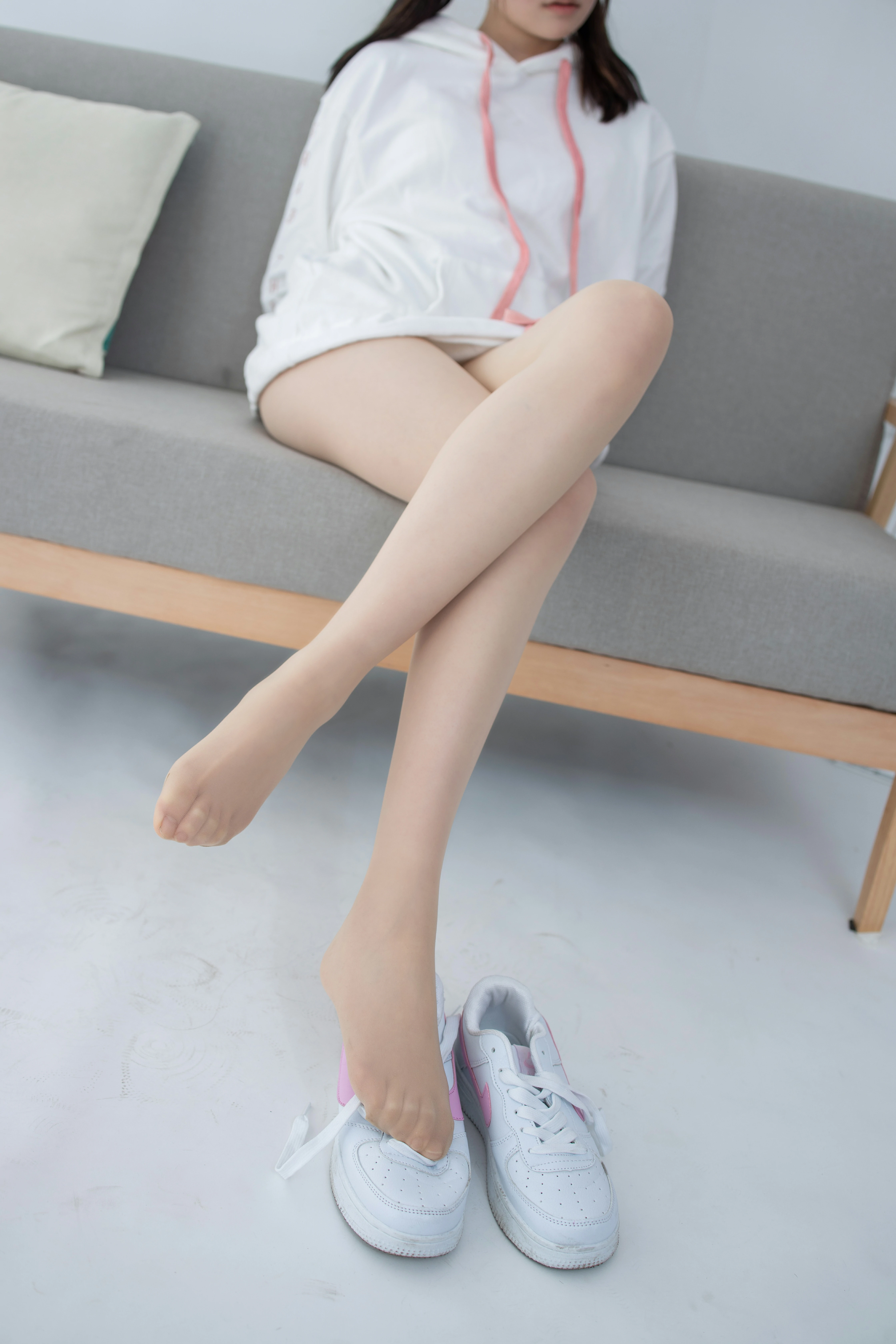 [森萝财团]JKFUN-百元系列2-1《运动鞋》13D肉丝 Aika 白色卫衣加肉色丝袜美腿性感私房写真集,