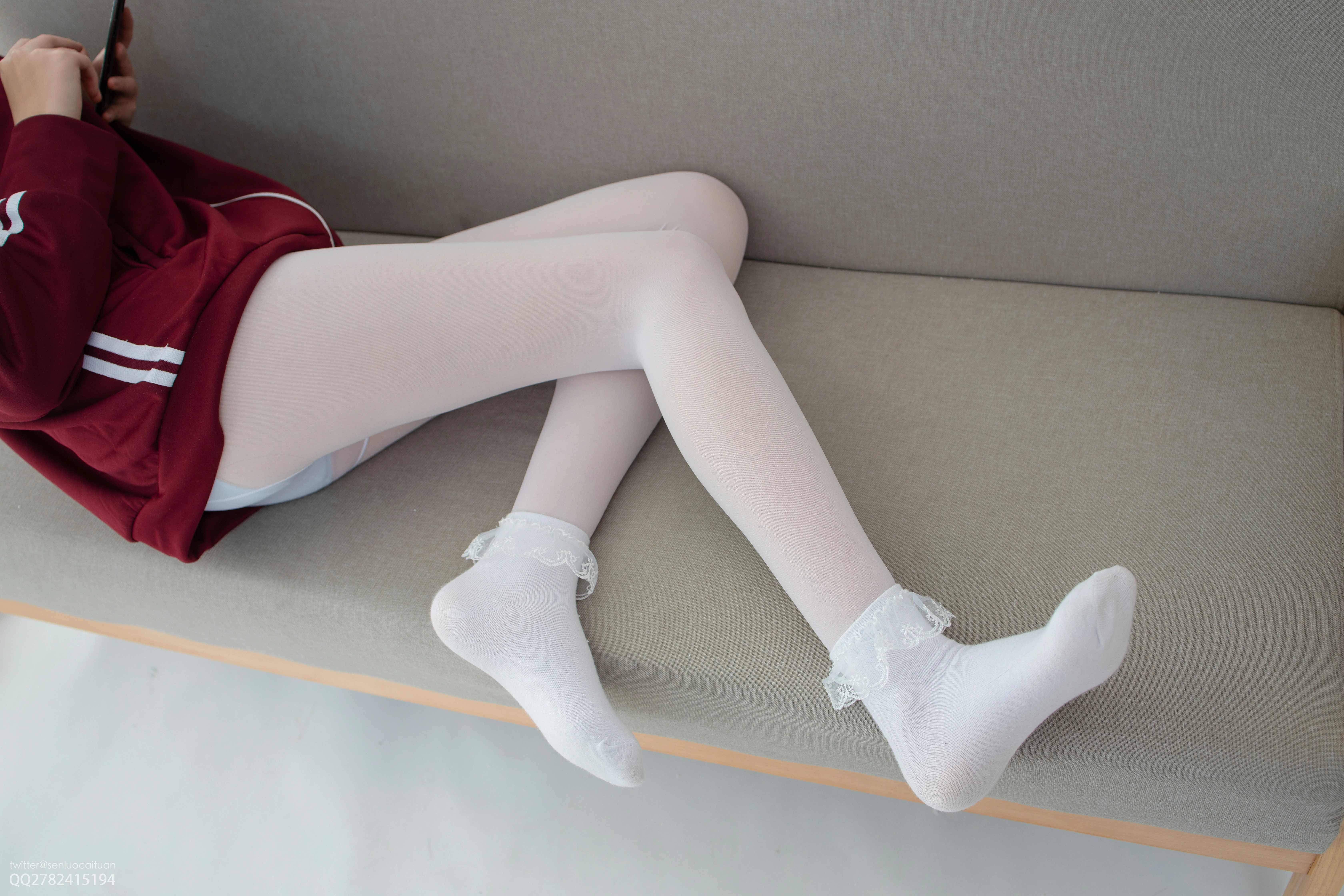 [森萝财团]JKFUN-百元系列2-3 《白丝套蕾丝花边短袜》 匿名 红色卫衣加白色丝袜美腿玉足性感私房写真集,