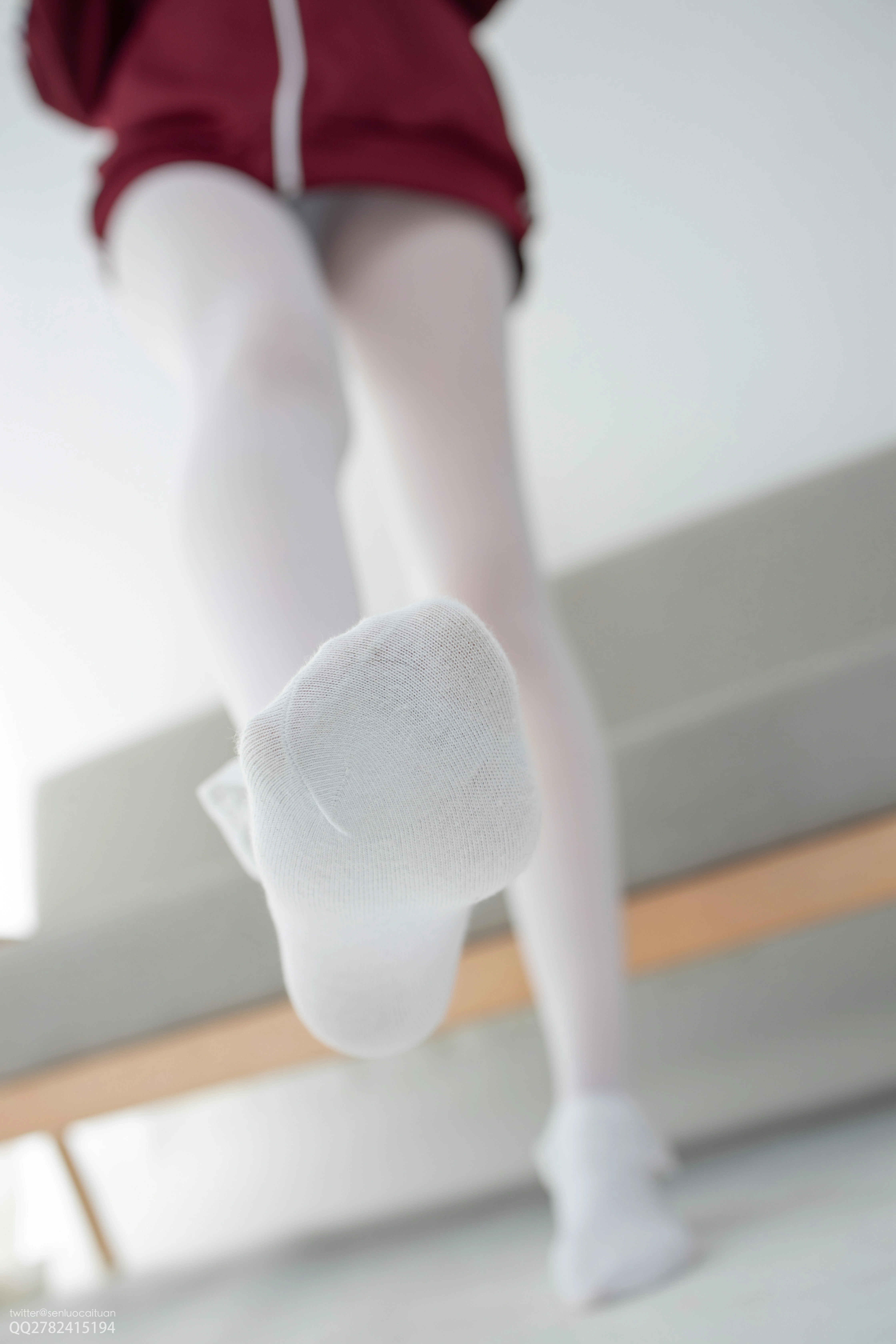 [森萝财团]JKFUN-百元系列2-3 《白丝套蕾丝花边短袜》 匿名 红色卫衣加白色丝袜美腿玉足性感私房写真集,