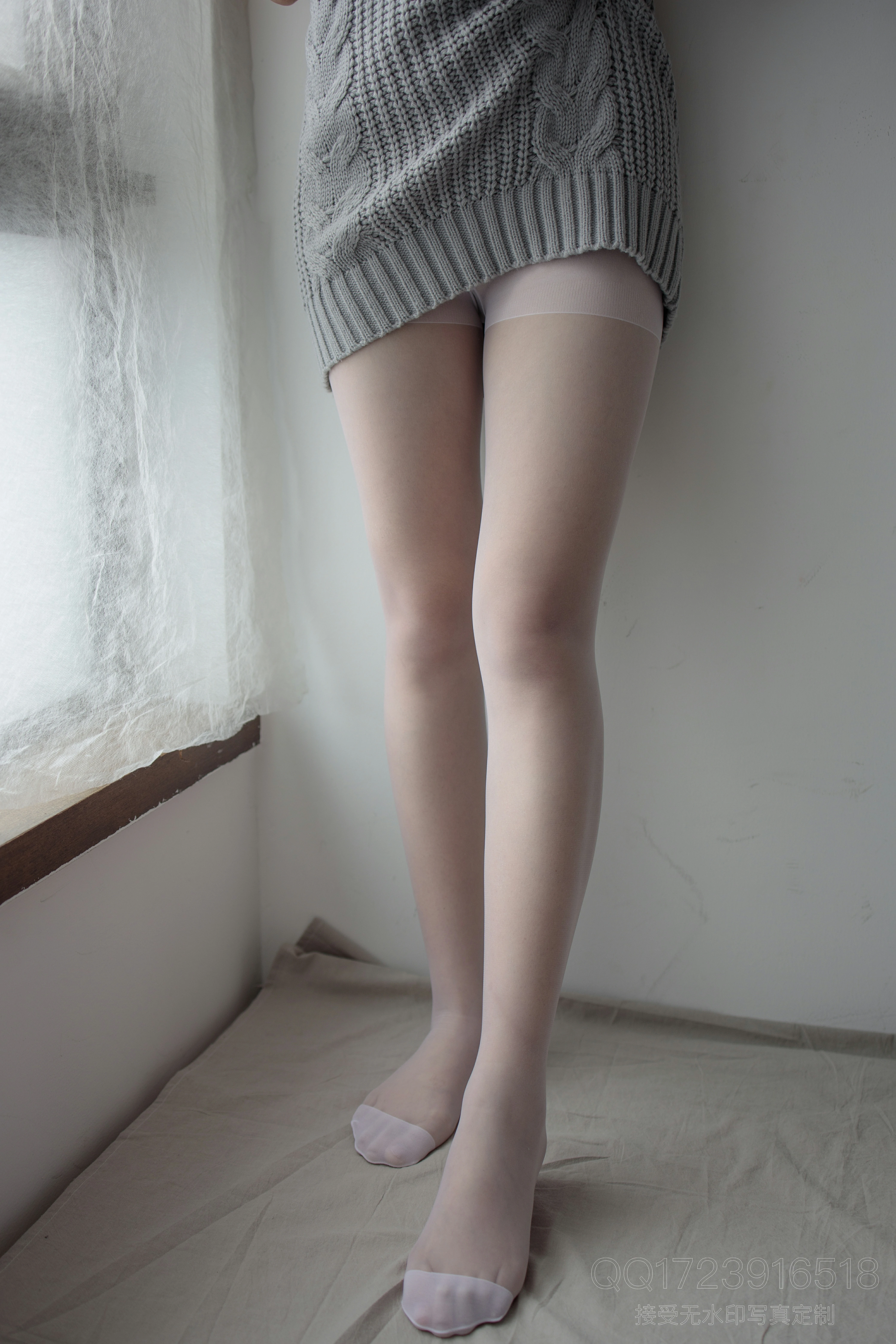 [森萝财团]X-062 薄白丝露背毛衣 性感小萝莉 白色丝袜美腿玉足居家私房写真集,