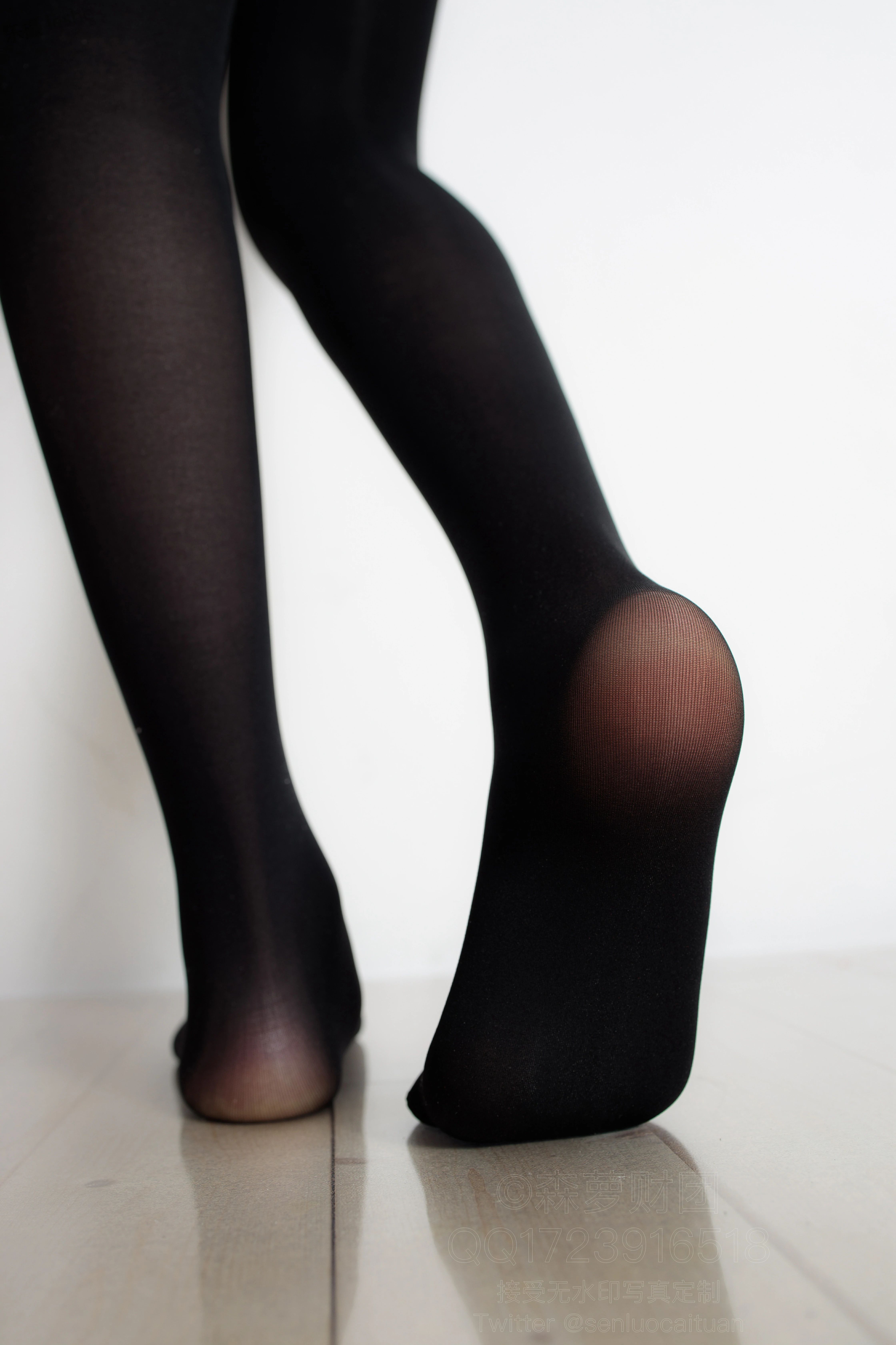 [森萝财团]WTMSB-001 清纯可爱小萝莉 白色短袖加黑色丝袜美腿性感私房写真集,