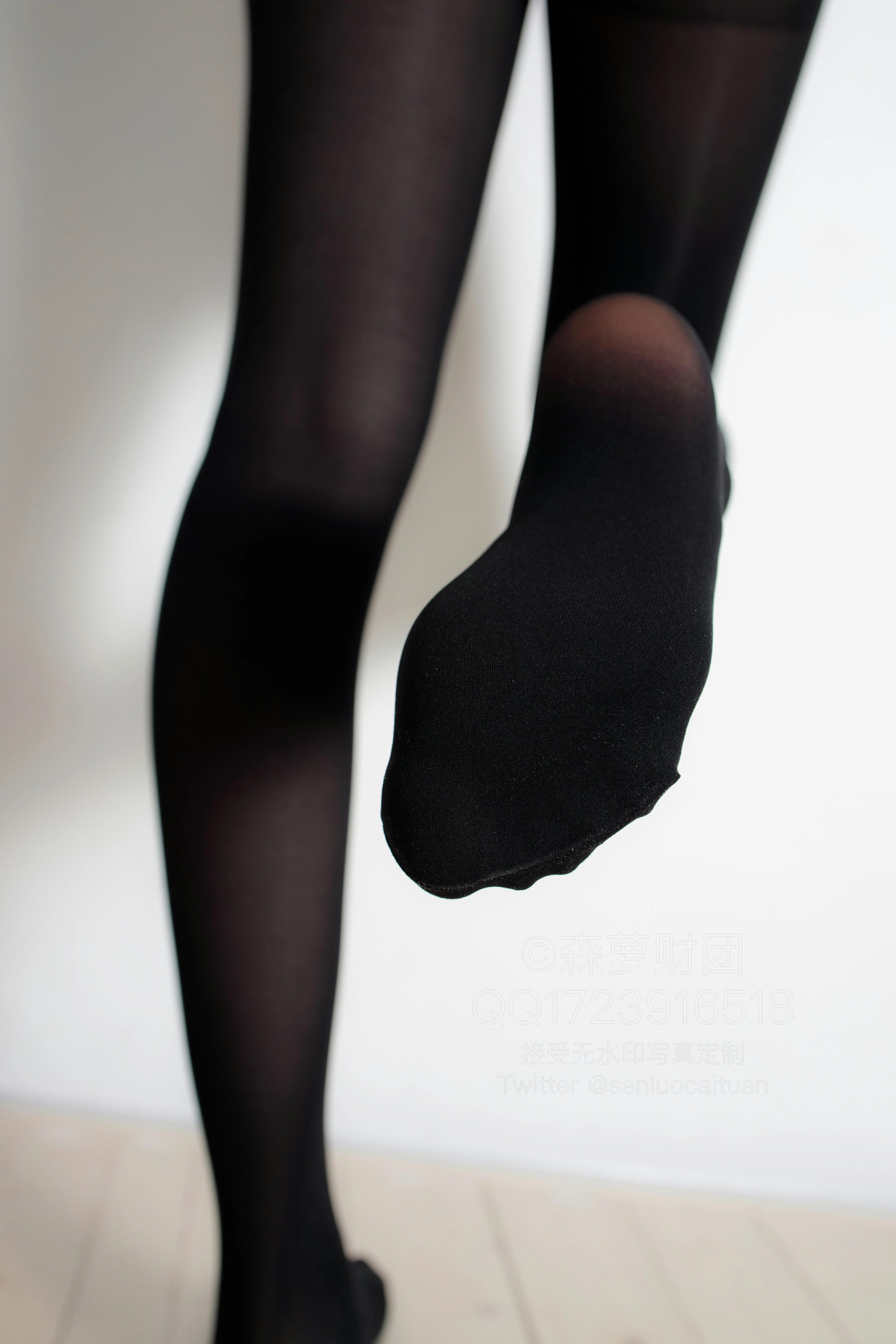 [森萝财团]WTMSB-001 清纯可爱小萝莉 白色短袖加黑色丝袜美腿性感私房写真集,