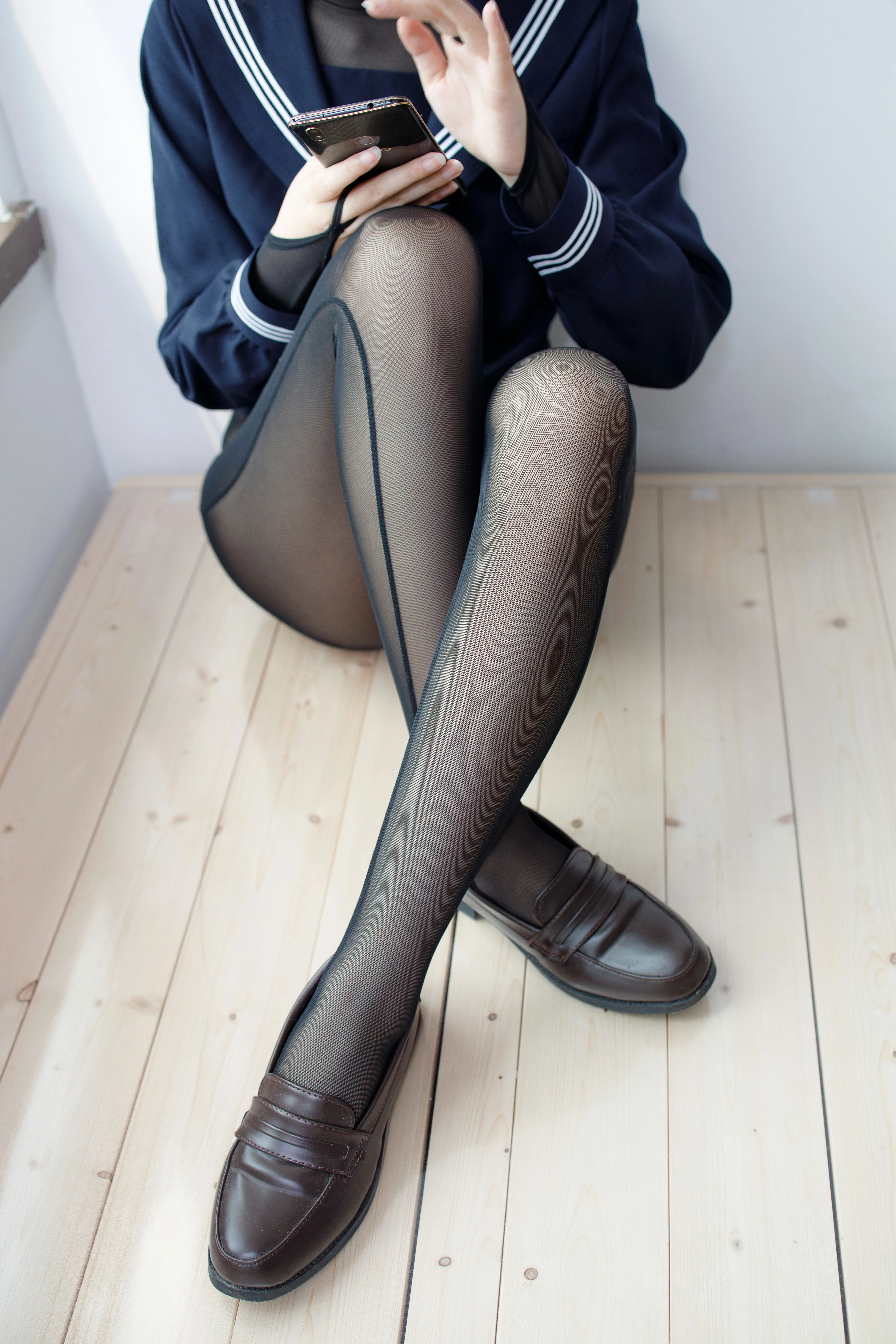 [森萝财团]WTMSB-003 性感小萝莉 蓝色高中女生制服加黑色丝袜美腿私房写真集,