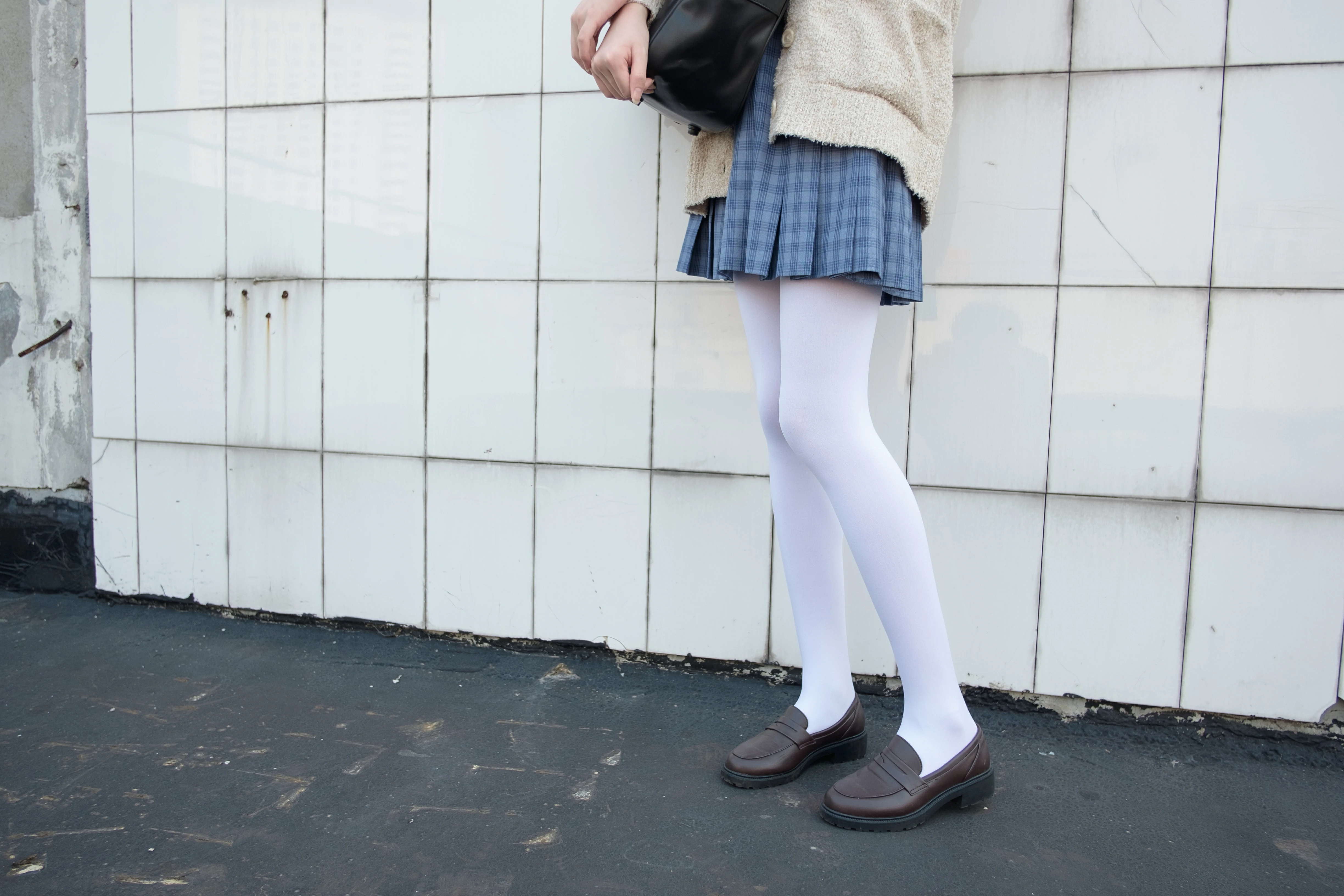 [森萝财团]SSR-001 白丝学生装 性感小萝莉 白色高中女生制服与短裙加白色丝袜美腿私房写真集,