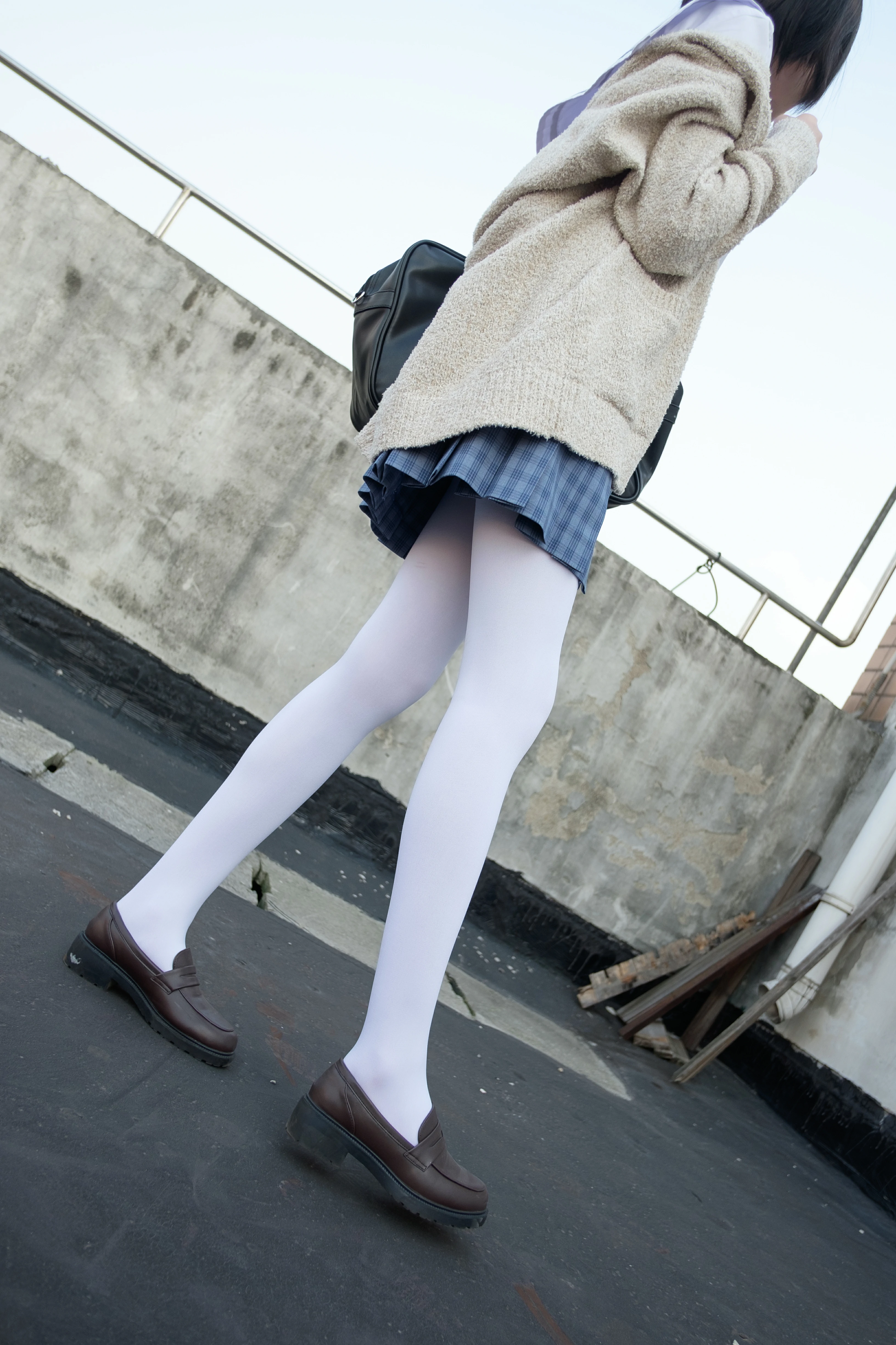 [森萝财团]SSR-001 白丝学生装 性感小萝莉 白色高中女生制服与短裙加白色丝袜美腿私房写真集,