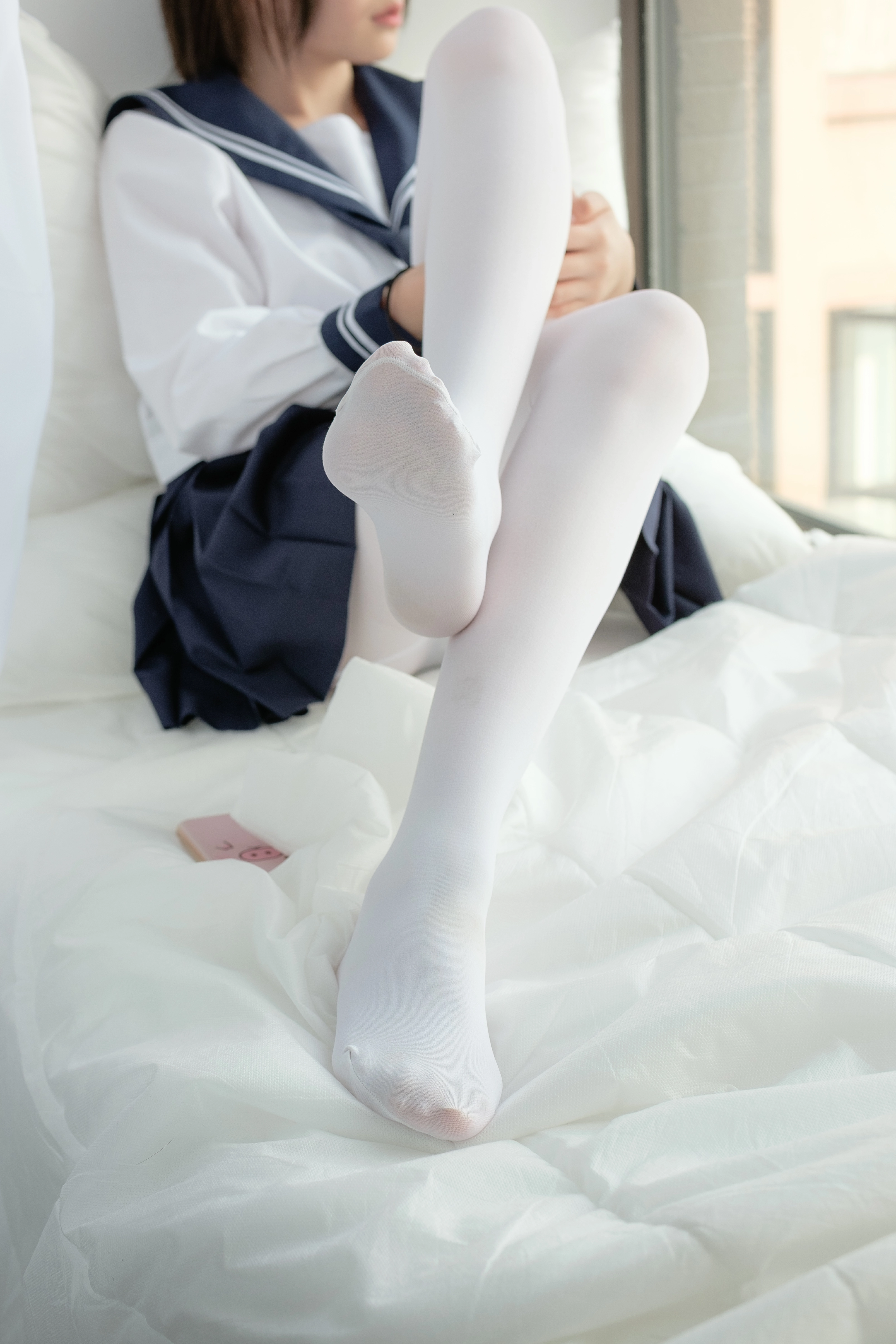 [森萝财团]SSR-002 白丝水手服 清纯小萝莉 情趣制服与短裙加白色丝袜美腿性感私房写真集,