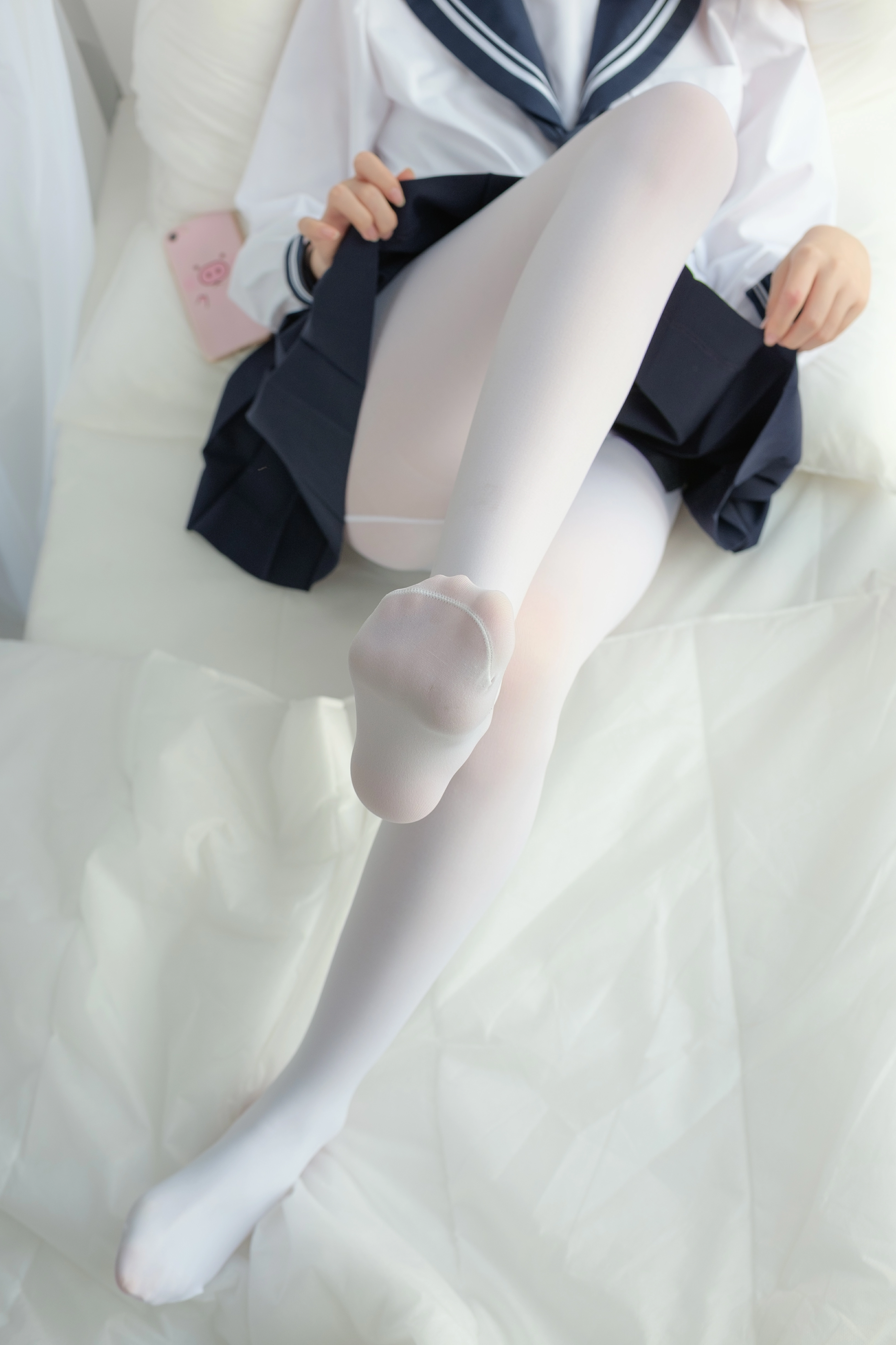 [森萝财团]SSR-002 白丝水手服 清纯小萝莉 情趣制服与短裙加白色丝袜美腿性感私房写真集,