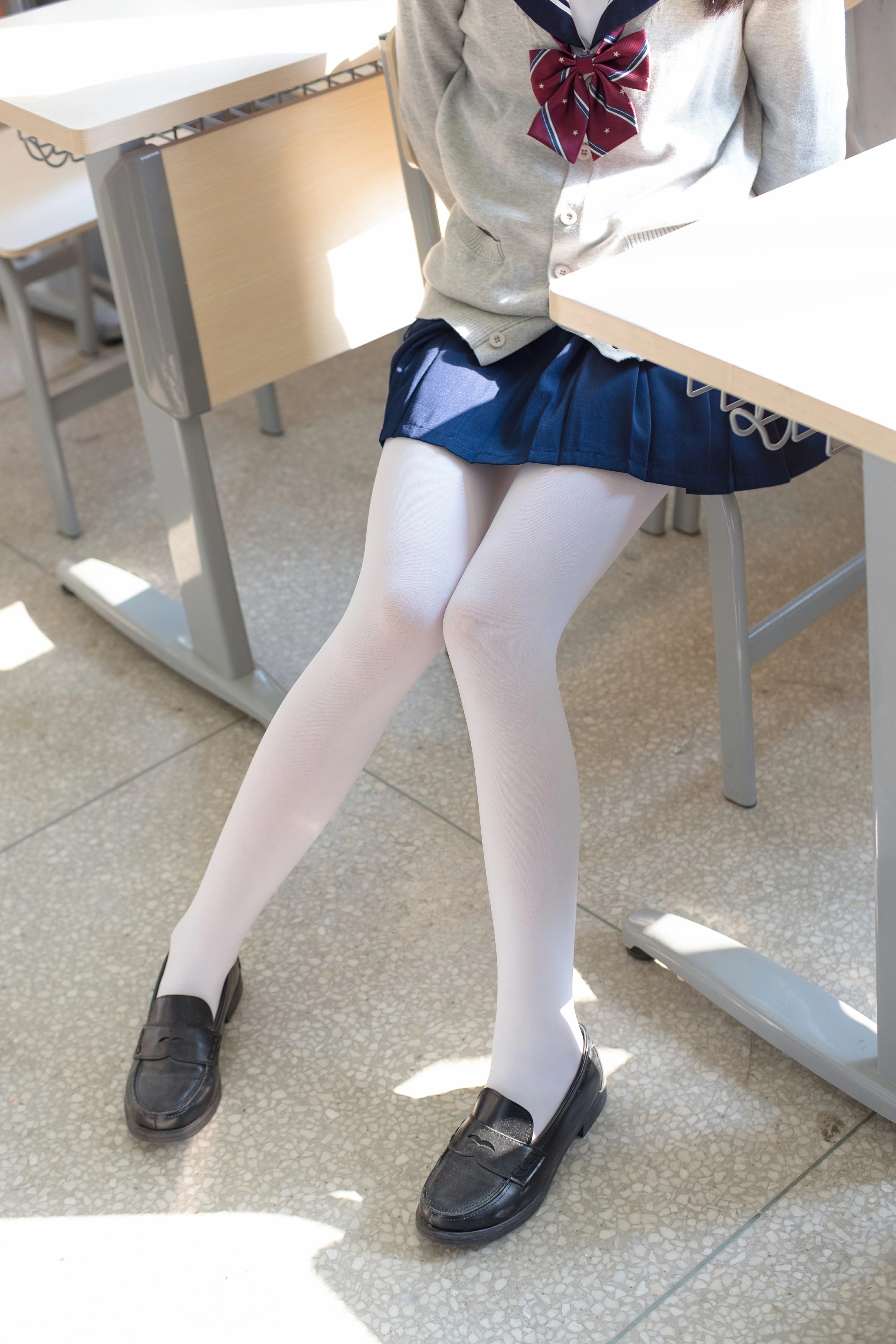 [森萝财团]SSR-004 双马尾教室JK白丝 清纯小萝莉 日本高中女生制服加白色丝袜美腿玉足性感私房写真集,