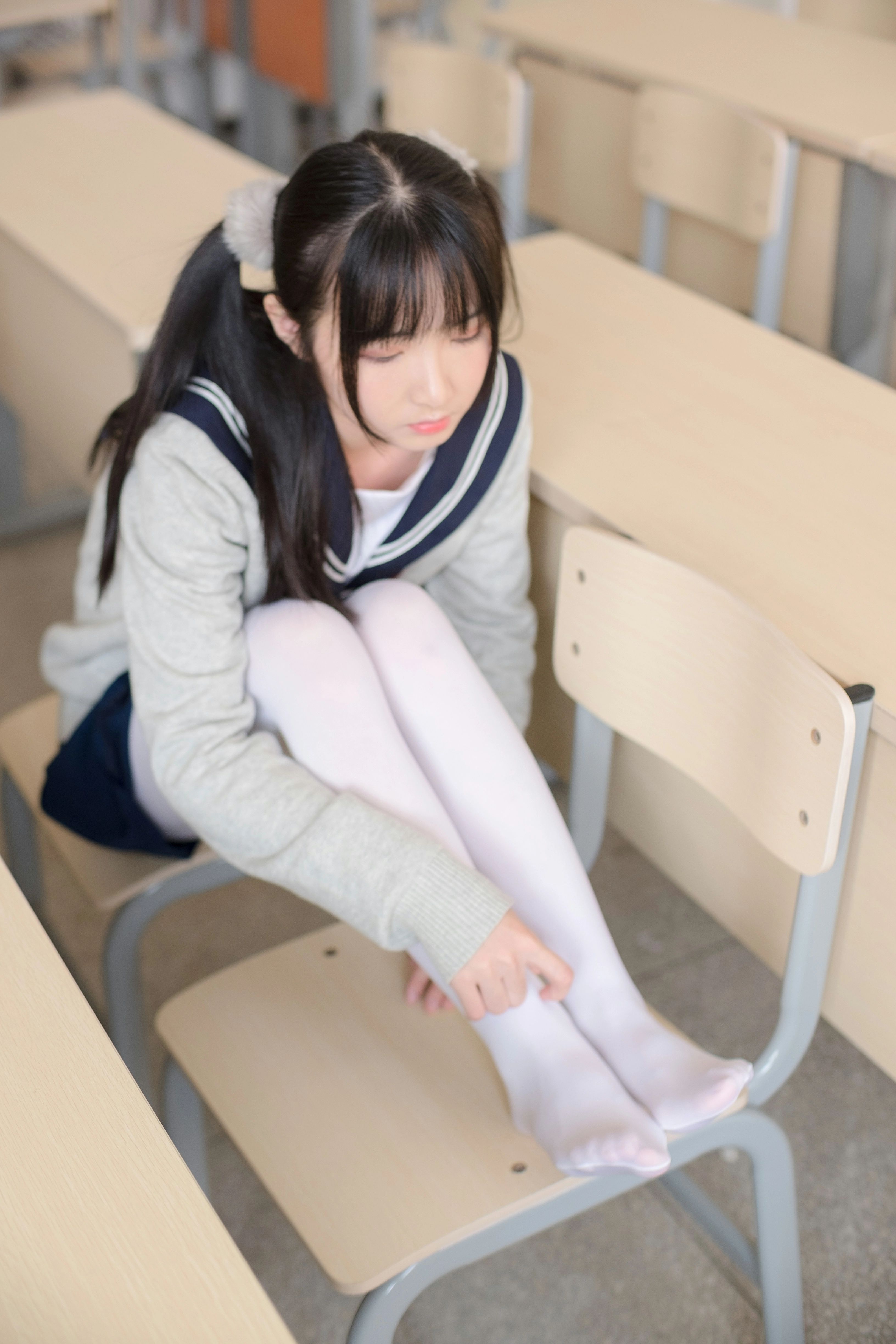 [森萝财团]SSR-004 双马尾教室JK白丝 清纯小萝莉 日本高中女生制服加白色丝袜美腿玉足性感私房写真集,