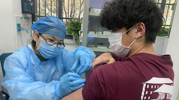 2021年1月7日，上海打浦桥社区卫生服务中心，一位市民正在接种新冠疫苗。本文图片均为澎湃新闻高级记者 陈斯斯 摄