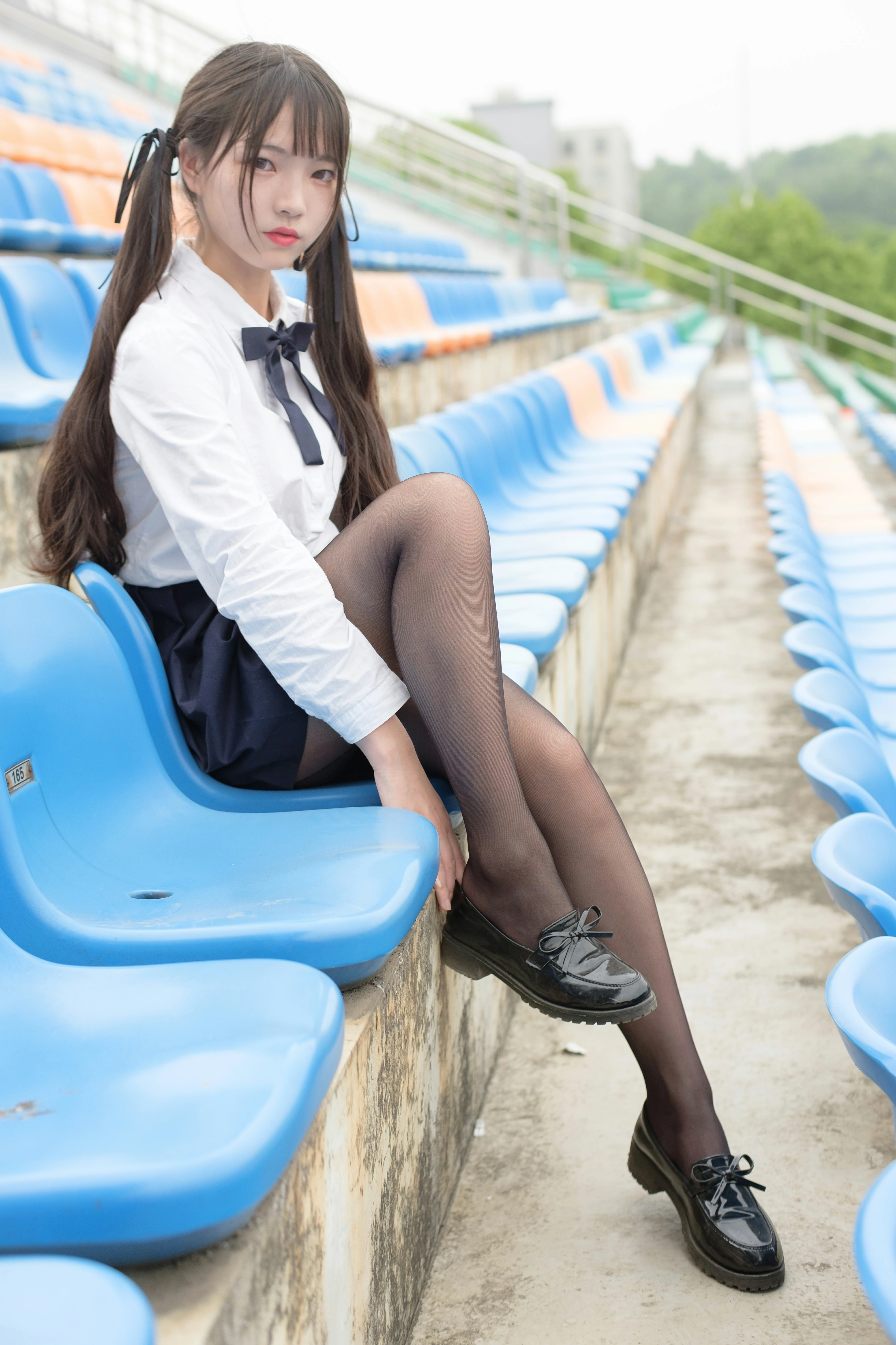 [森萝财团]SSR-009 户外黑丝学妹 大眼清纯小萝莉 日本高中女生制服与短裙加黑色丝袜美腿性感私房写真集,