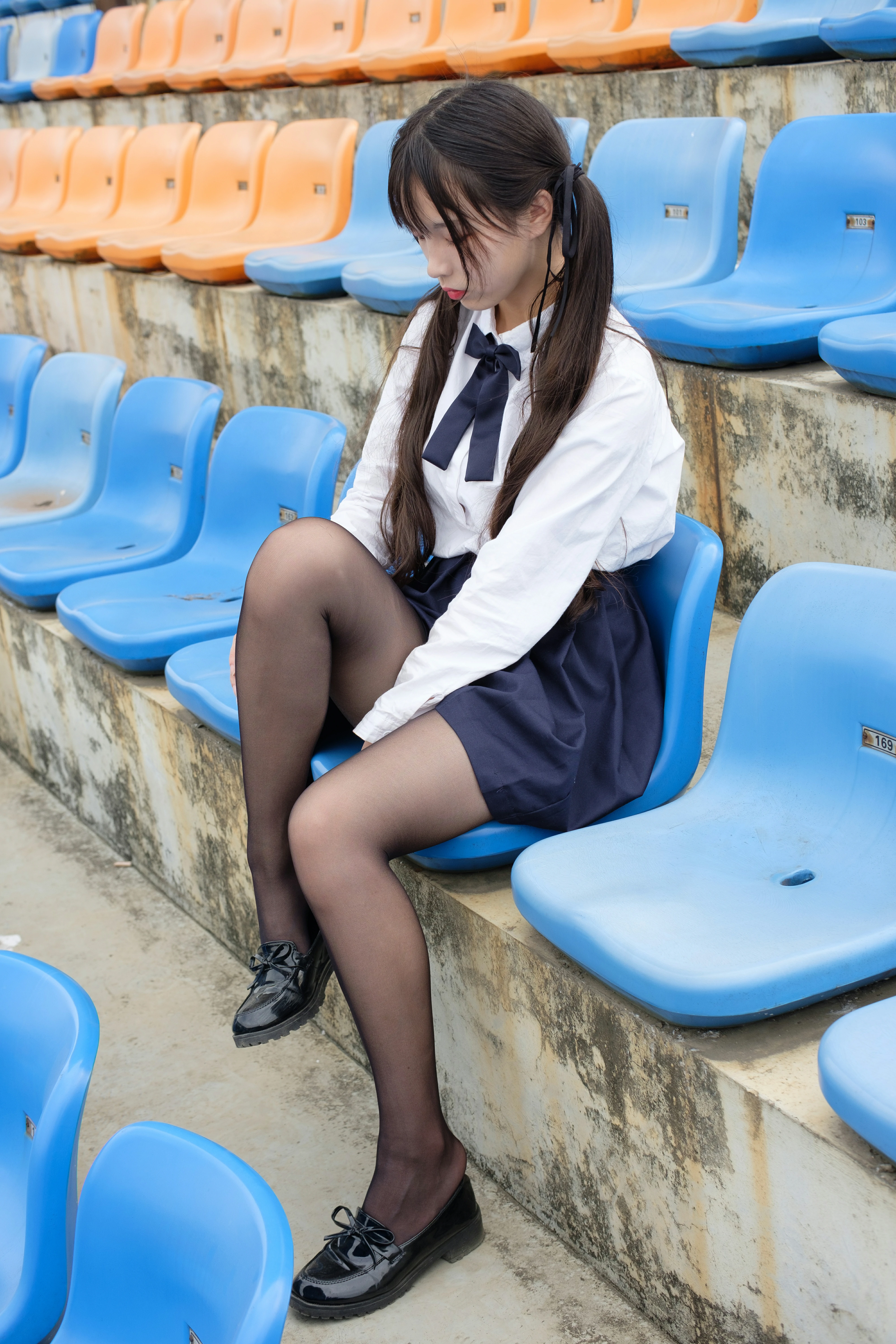 [森萝财团]SSR-009 户外黑丝学妹 大眼清纯小萝莉 日本高中女生制服与短裙加黑色丝袜美腿性感私房写真集,