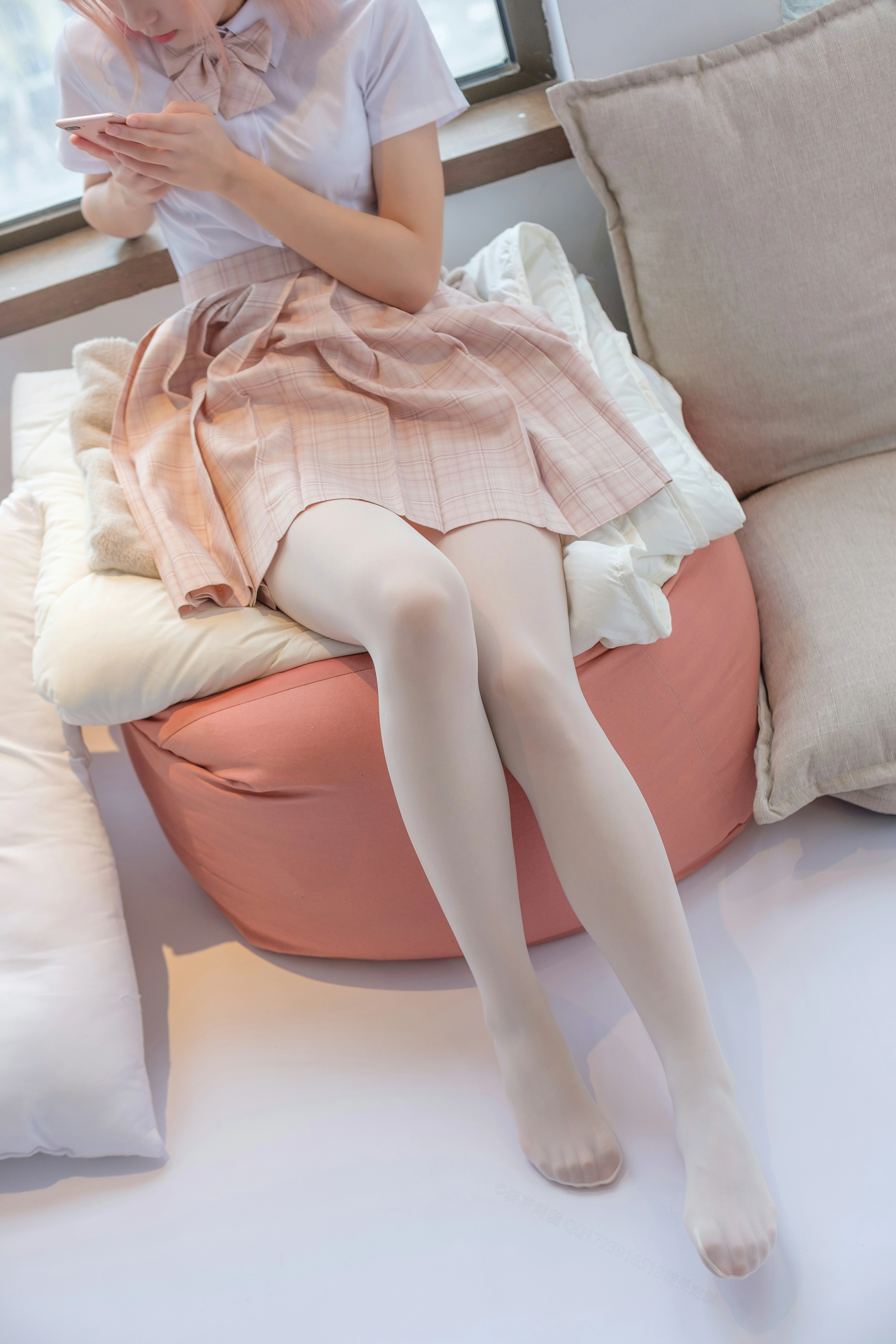 [森萝财团]SSR-012 奶白超滑丝袜 清纯小萝莉 白色短袖衬衫与粉色短裙加白色丝袜美腿玉足性感私房写真集,