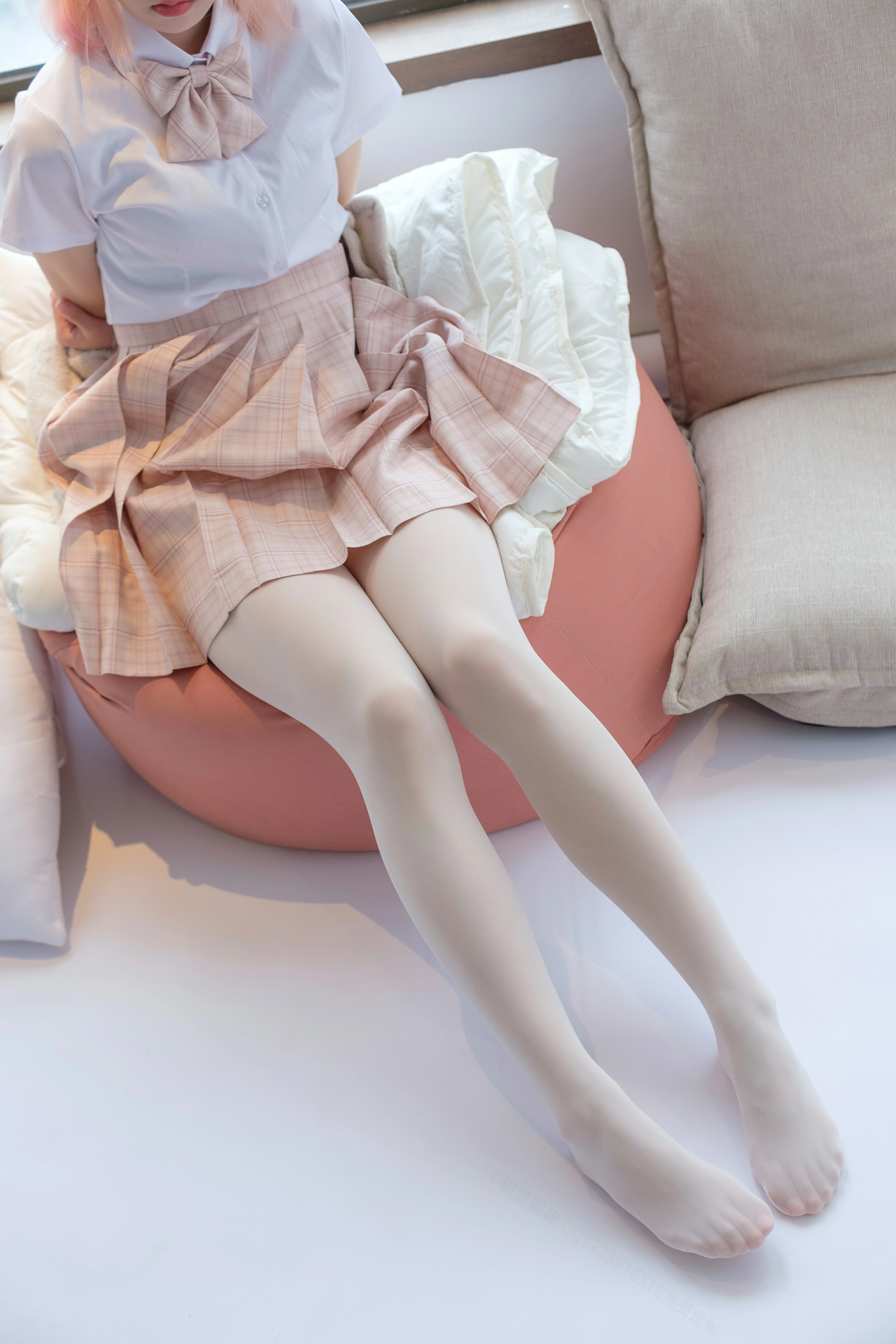 [森萝财团]SSR-012 奶白超滑丝袜 清纯小萝莉 白色短袖衬衫与粉色短裙加白色丝袜美腿玉足性感私房写真集,
