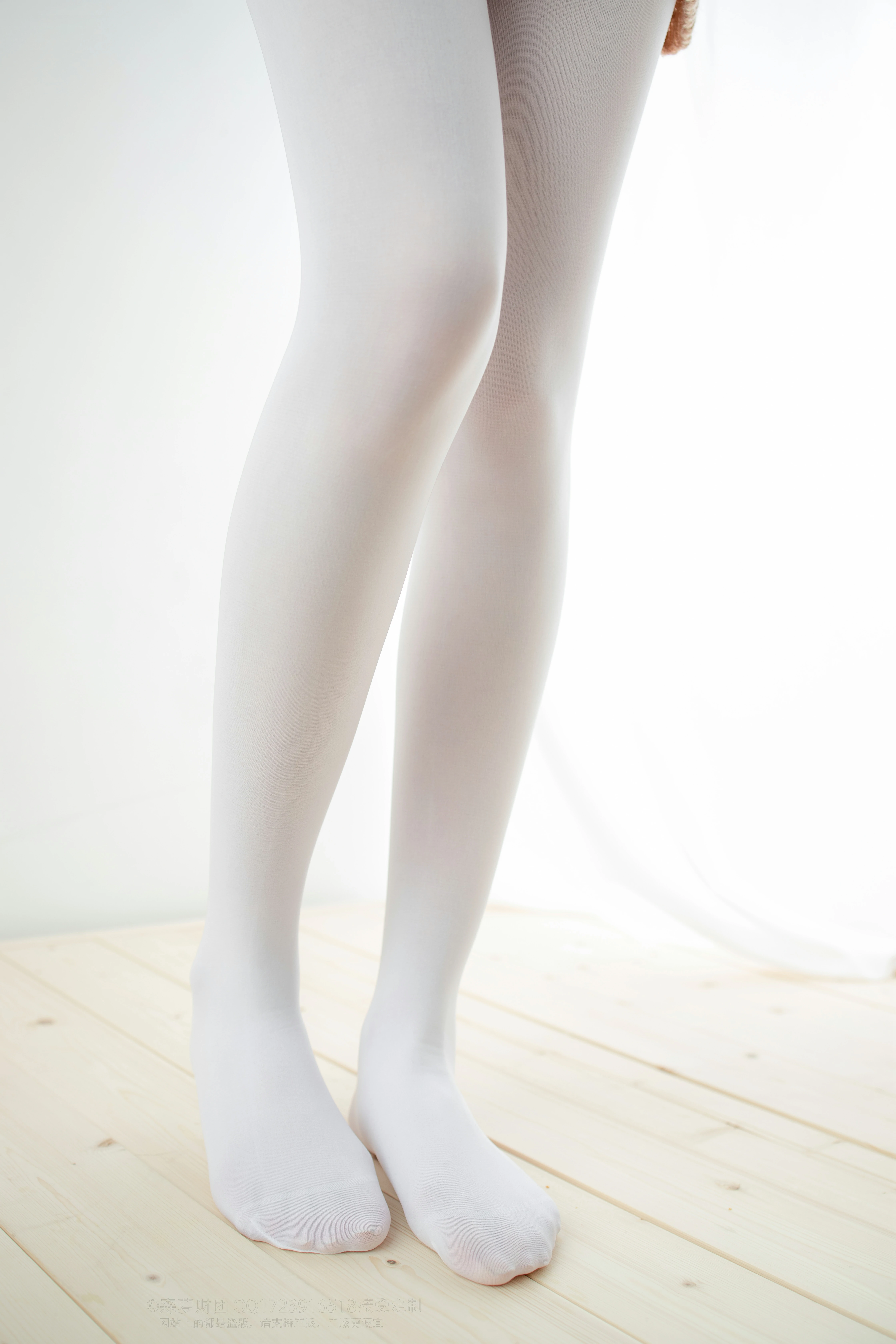 [森萝财团]LOVEPLUS-005 清纯可爱小萝莉 粉色裸背毛衣加白色丝袜美腿玉足性感私房写真集,