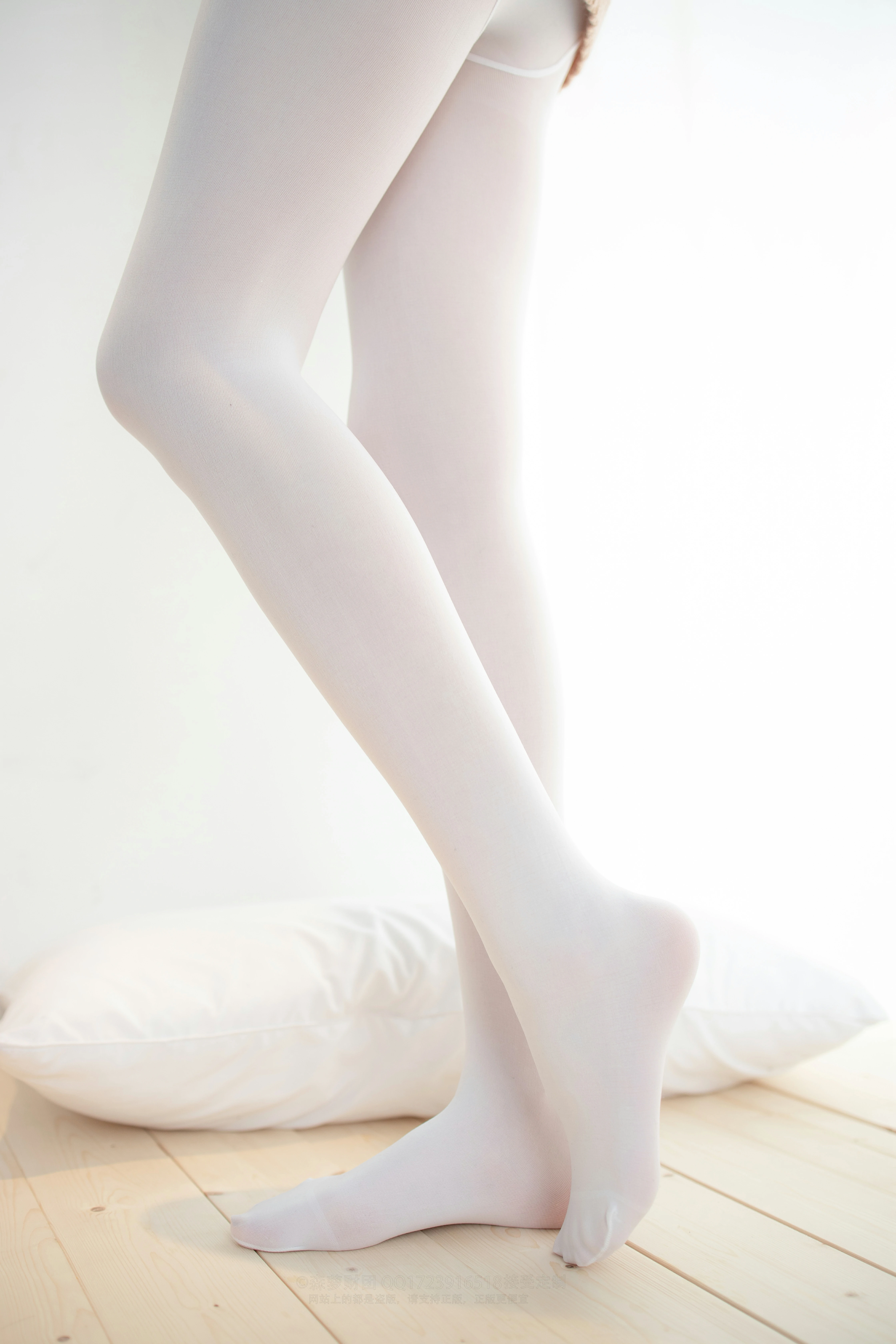 [森萝财团]LOVEPLUS-005 清纯可爱小萝莉 粉色裸背毛衣加白色丝袜美腿玉足性感私房写真集,